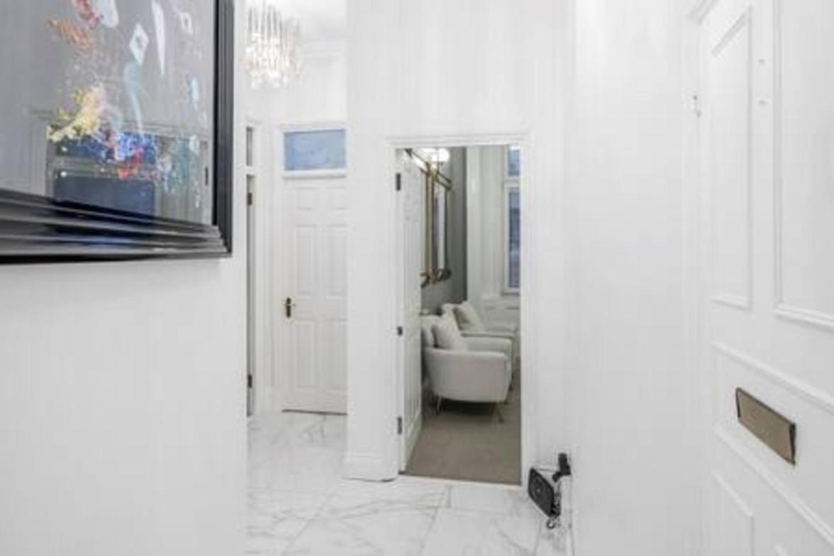 Beautiful refurbished 2bed2bath next to Hyde Park