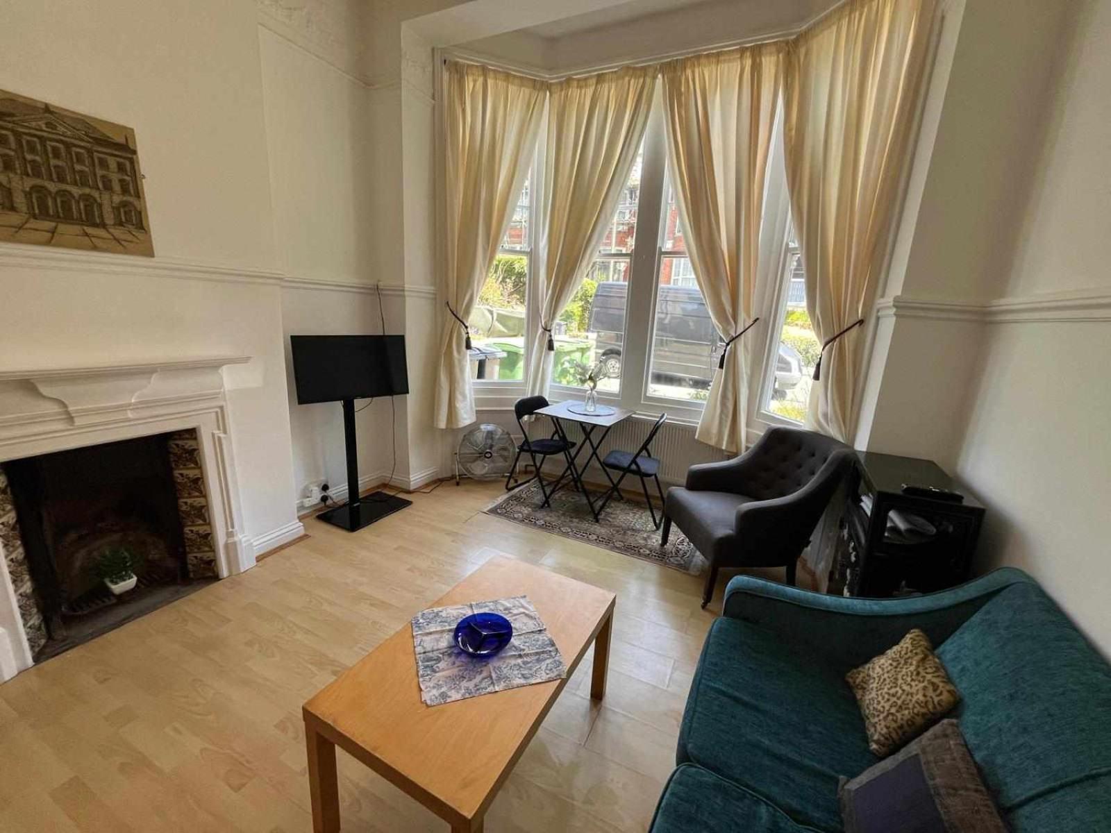 Delightful One Bed Victorian Flat view 3