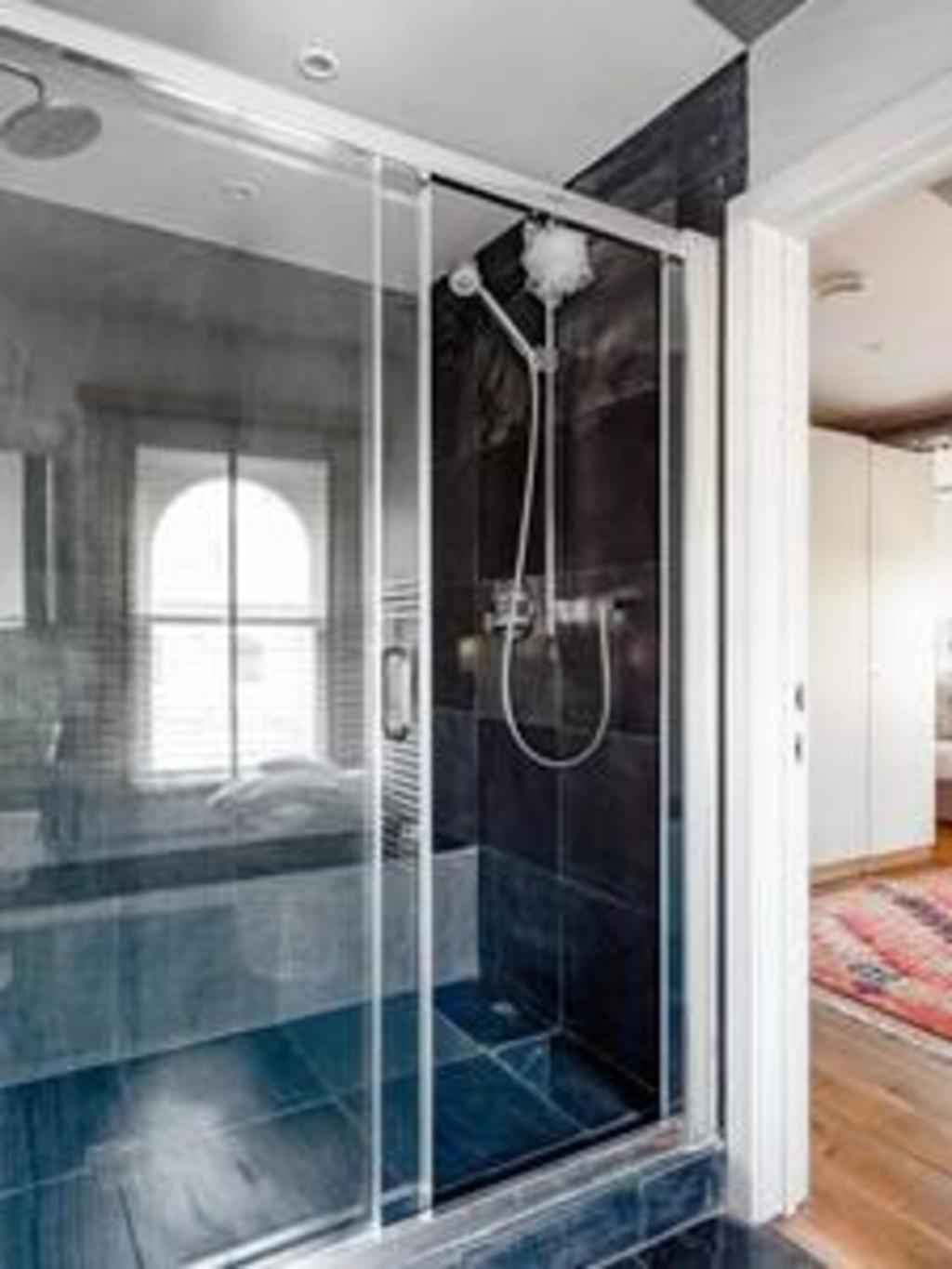 Experience London in amazing reconverted Gin house