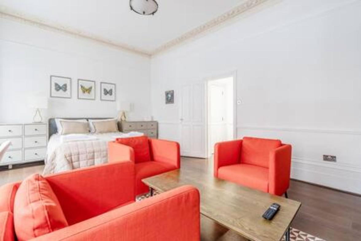 Unbeatable location in Camden-spacious studio flat