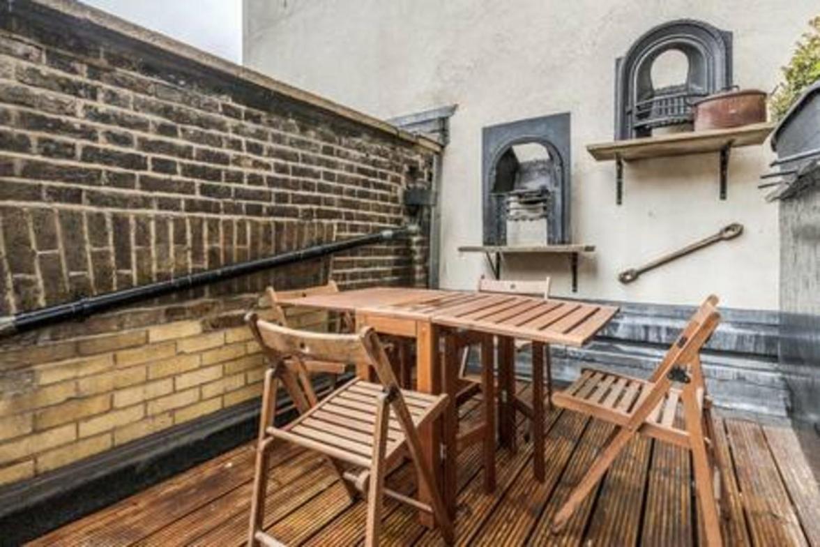 Unbeatable location in Camden-spacious studio flat