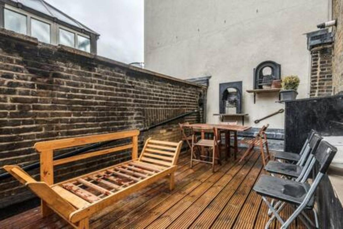 Unbeatable location in Camden-spacious studio flat