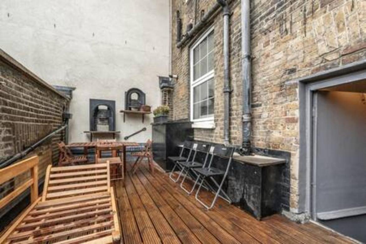 Unbeatable location in Camden-spacious studio flat