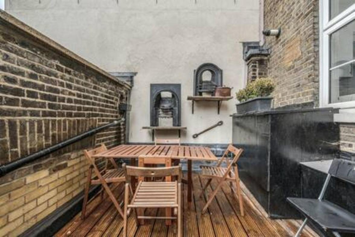 Unbeatable location in Camden-spacious studio flat