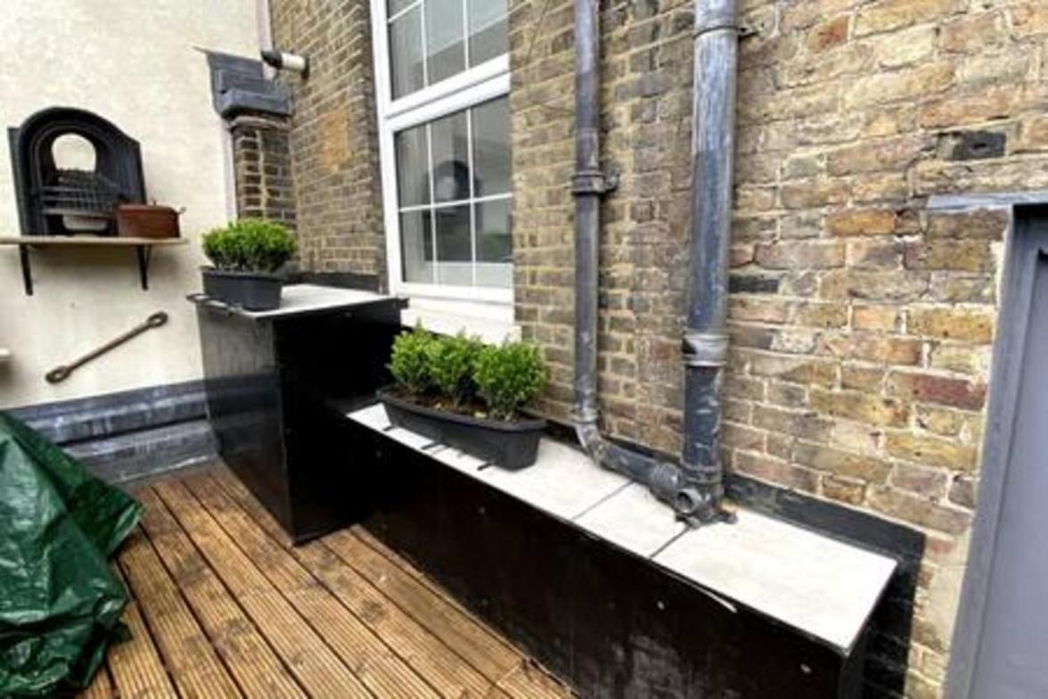 Unbeatable location in Camden-spacious studio flat