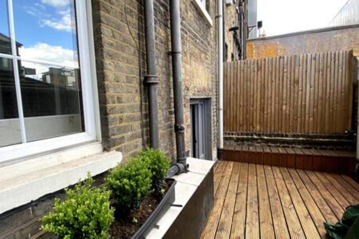 Unbeatable location in Camden-spacious studio flat