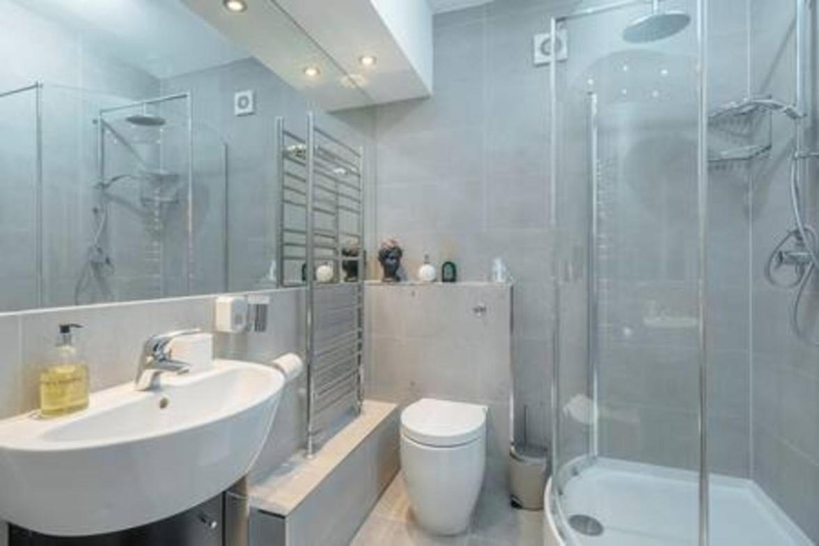 Top location - spacious 2bed in front of Hyde Park