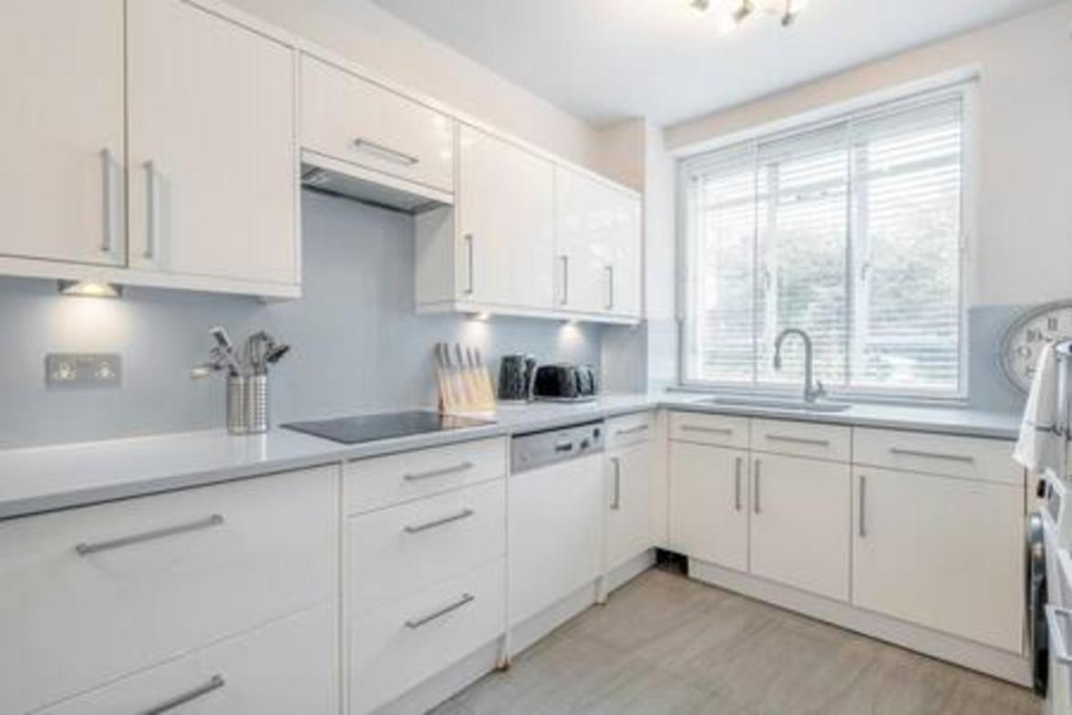 Top location - spacious 2bed in front of Hyde Park