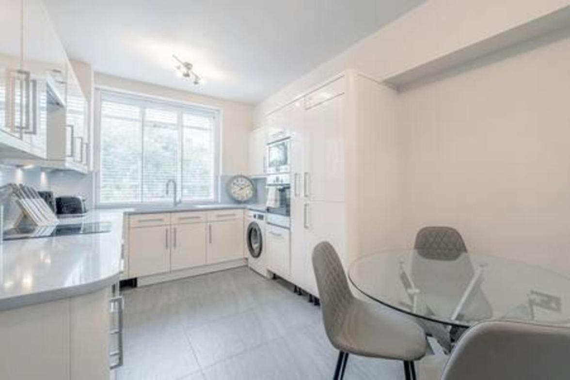 Top location - spacious 2bed in front of Hyde Park