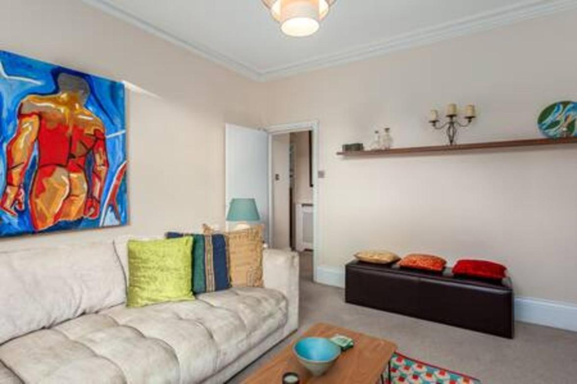 Lovely 2-bed flat next to Oval Cricket Ground