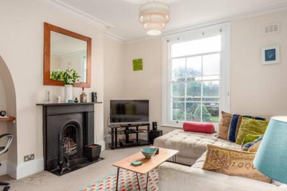 Lovely 2-bed flat next to Oval Cricket Ground
