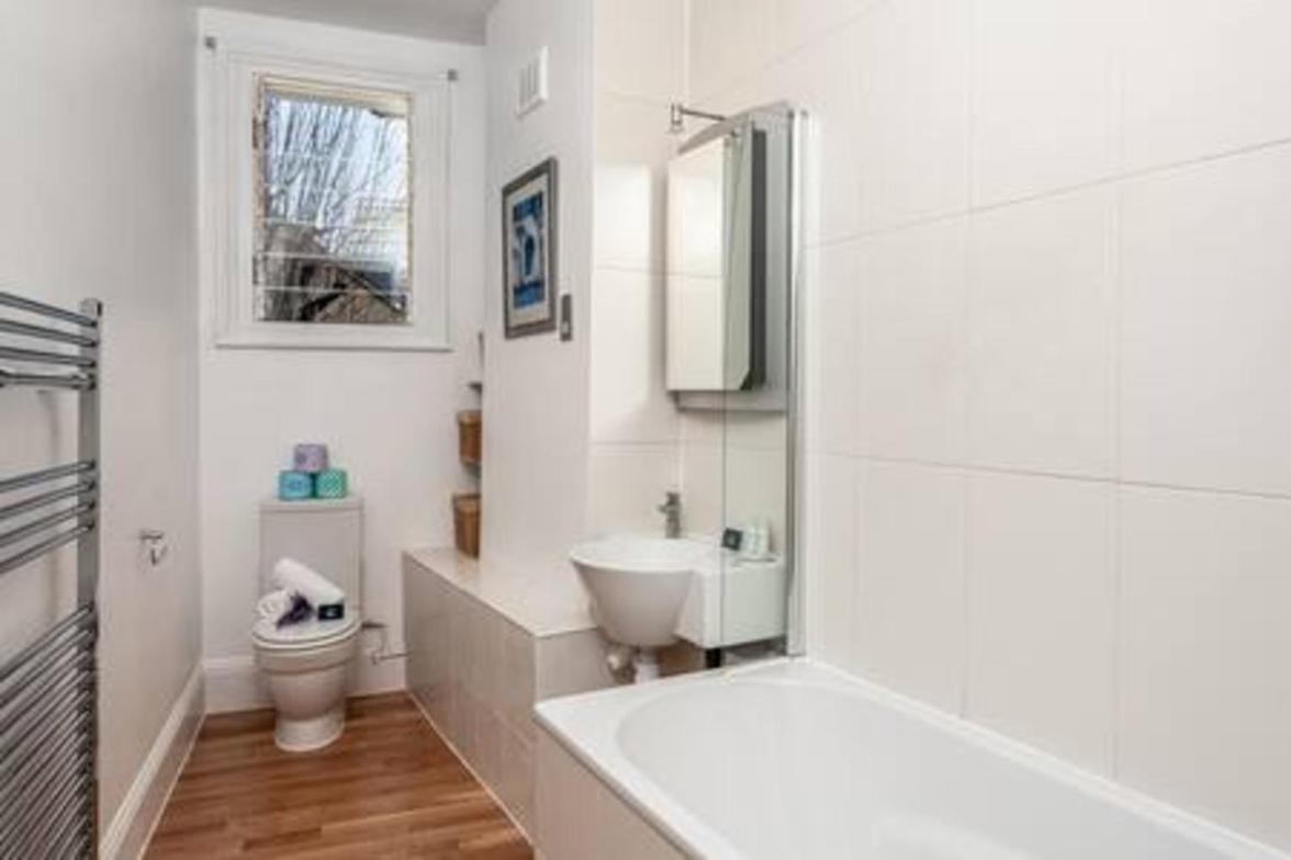Lovely 2-bed flat next to Oval Cricket Ground