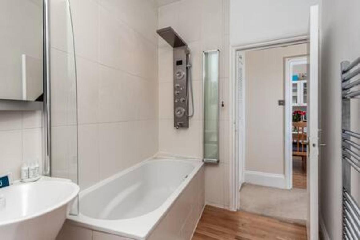 Lovely 2-bed flat next to Oval Cricket Ground
