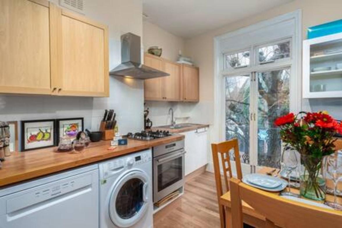 Lovely 2-bed flat next to Oval Cricket Ground
