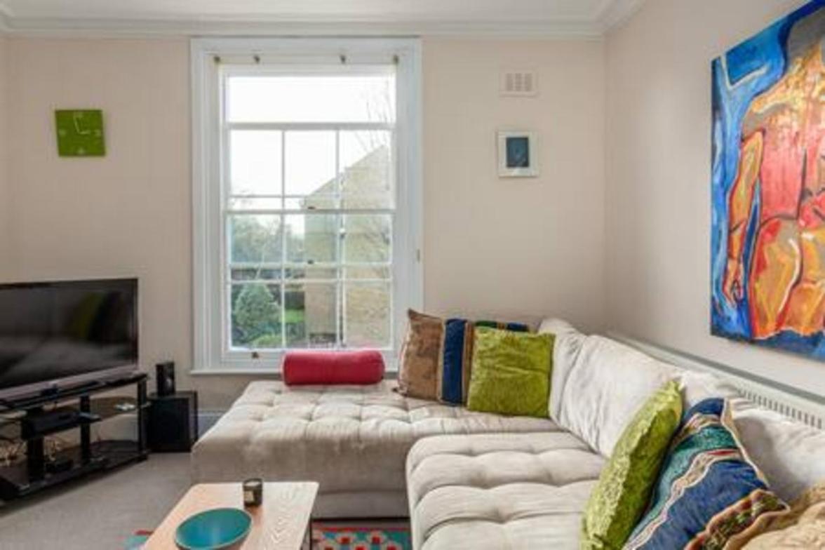 Lovely 2-bed flat next to Oval Cricket Ground