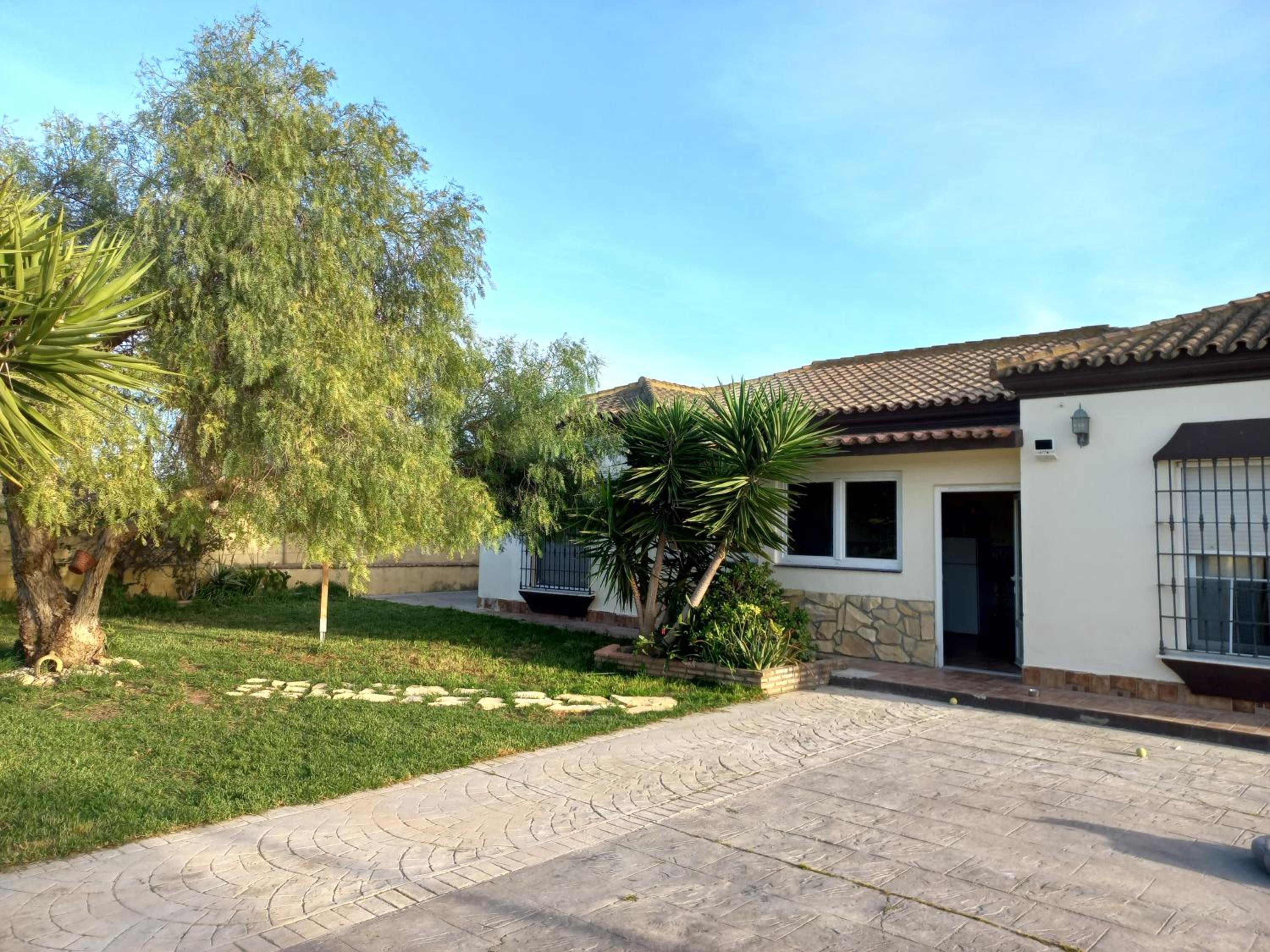 ESPECTACULAR CHALET CON PISCINA Y PORCHEs