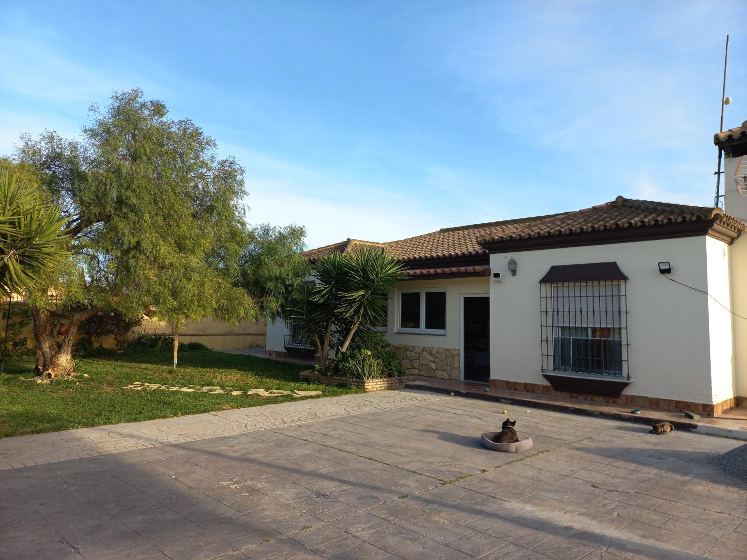 ESPECTACULAR CHALET CON PISCINA Y PORCHEs
