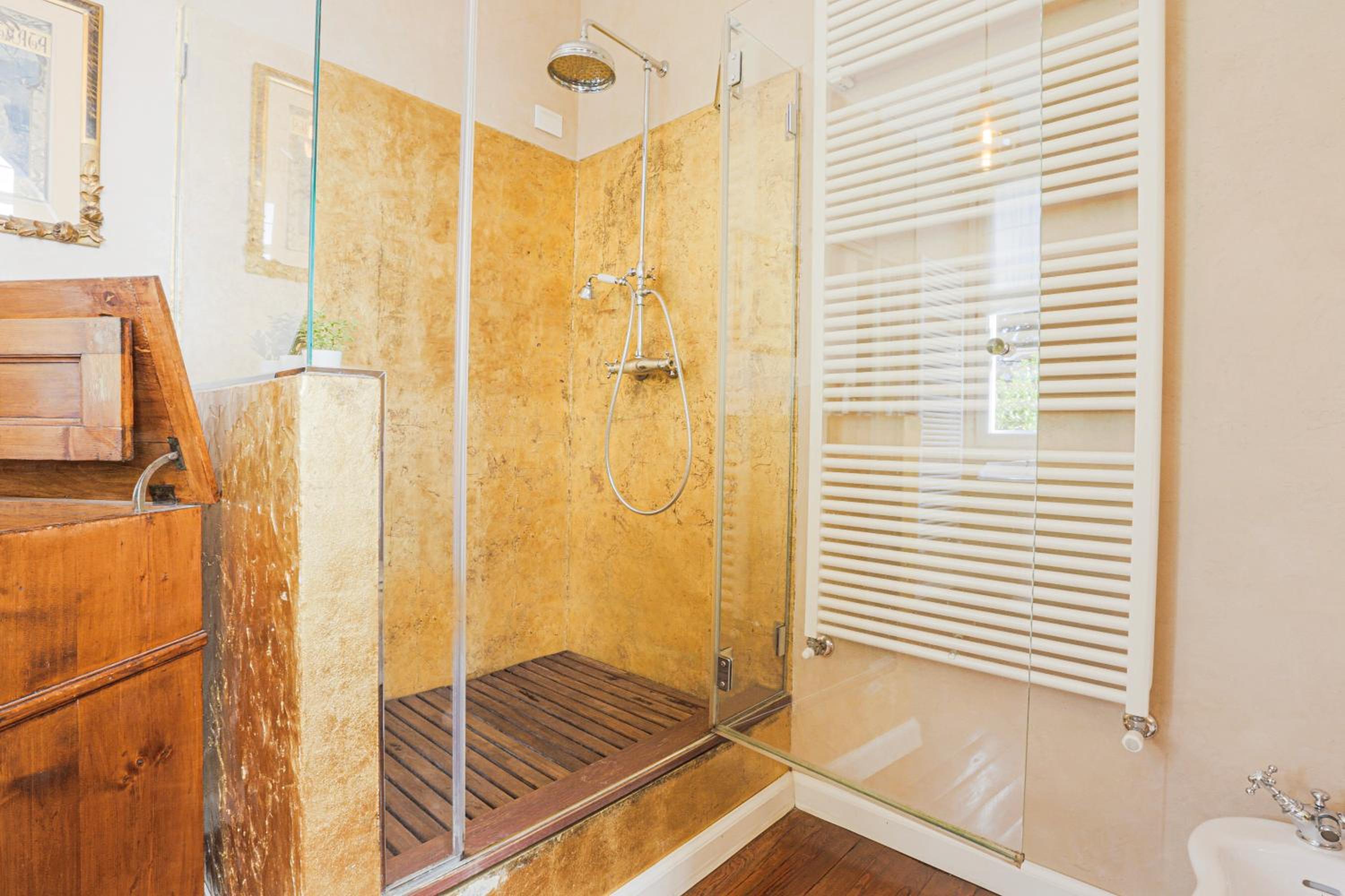 La Wally - 4 Bedroom Villa with Pool & Lake View