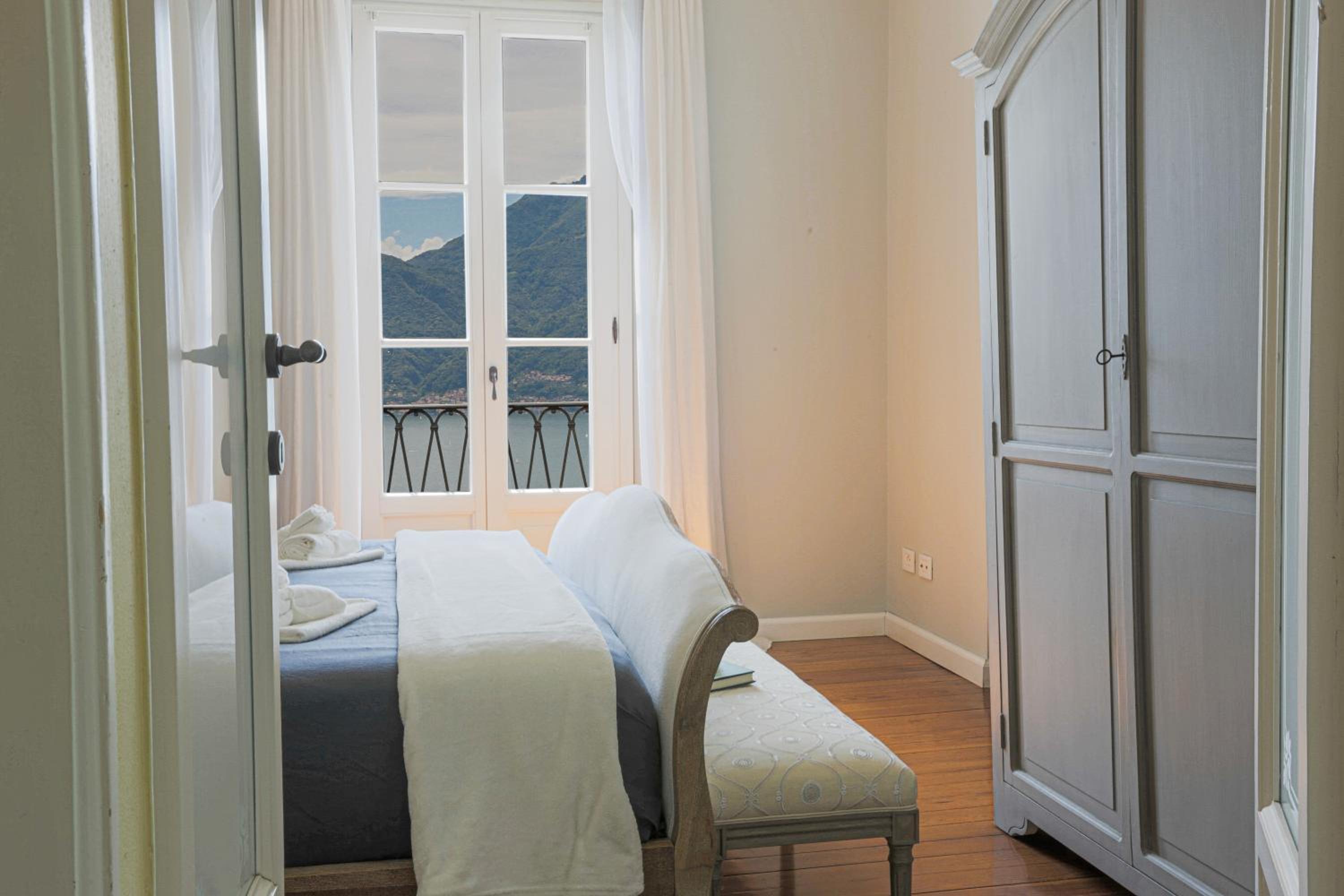 La Wally - 4 Bedroom Villa with Pool & Lake View