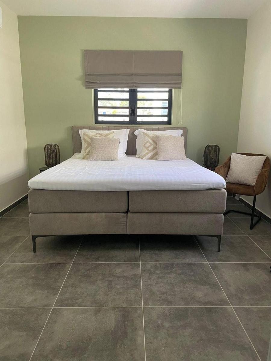 Villa Jasmijn with private pool, Mambo Beach