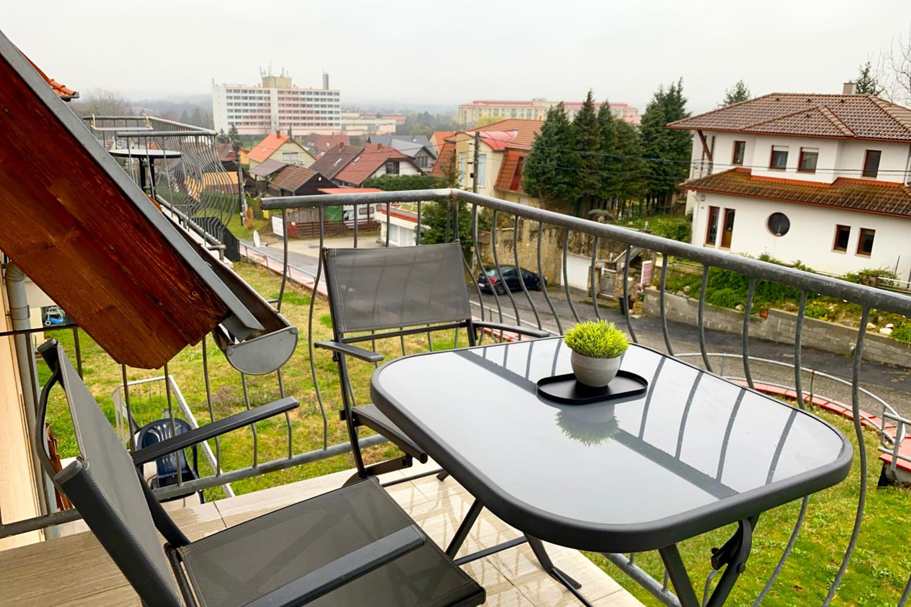 Irisz Hillside Apartman