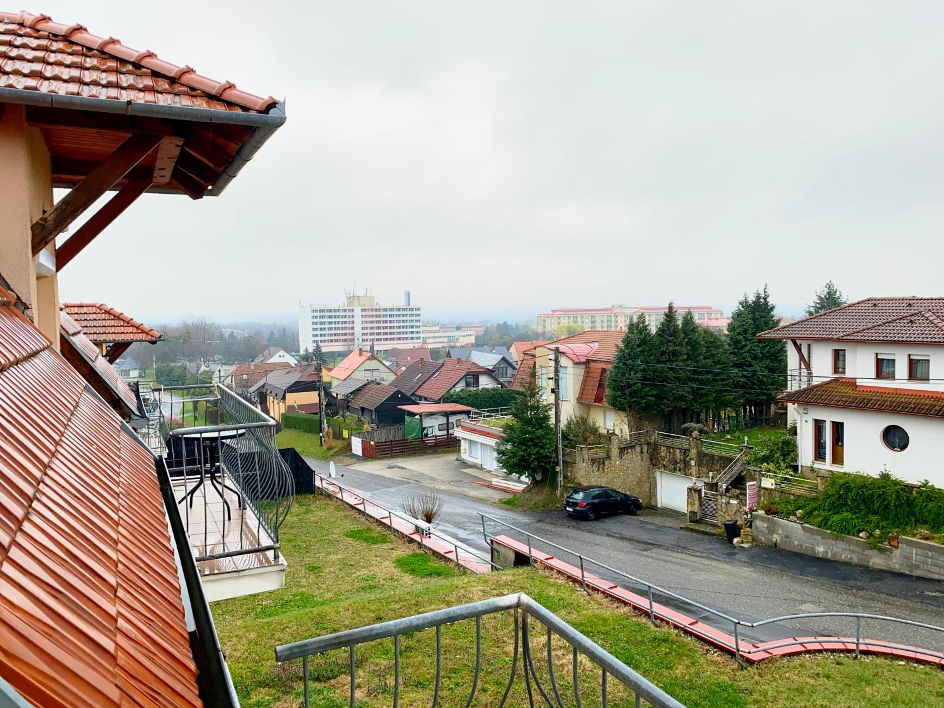 Irisz Hillside Apartman