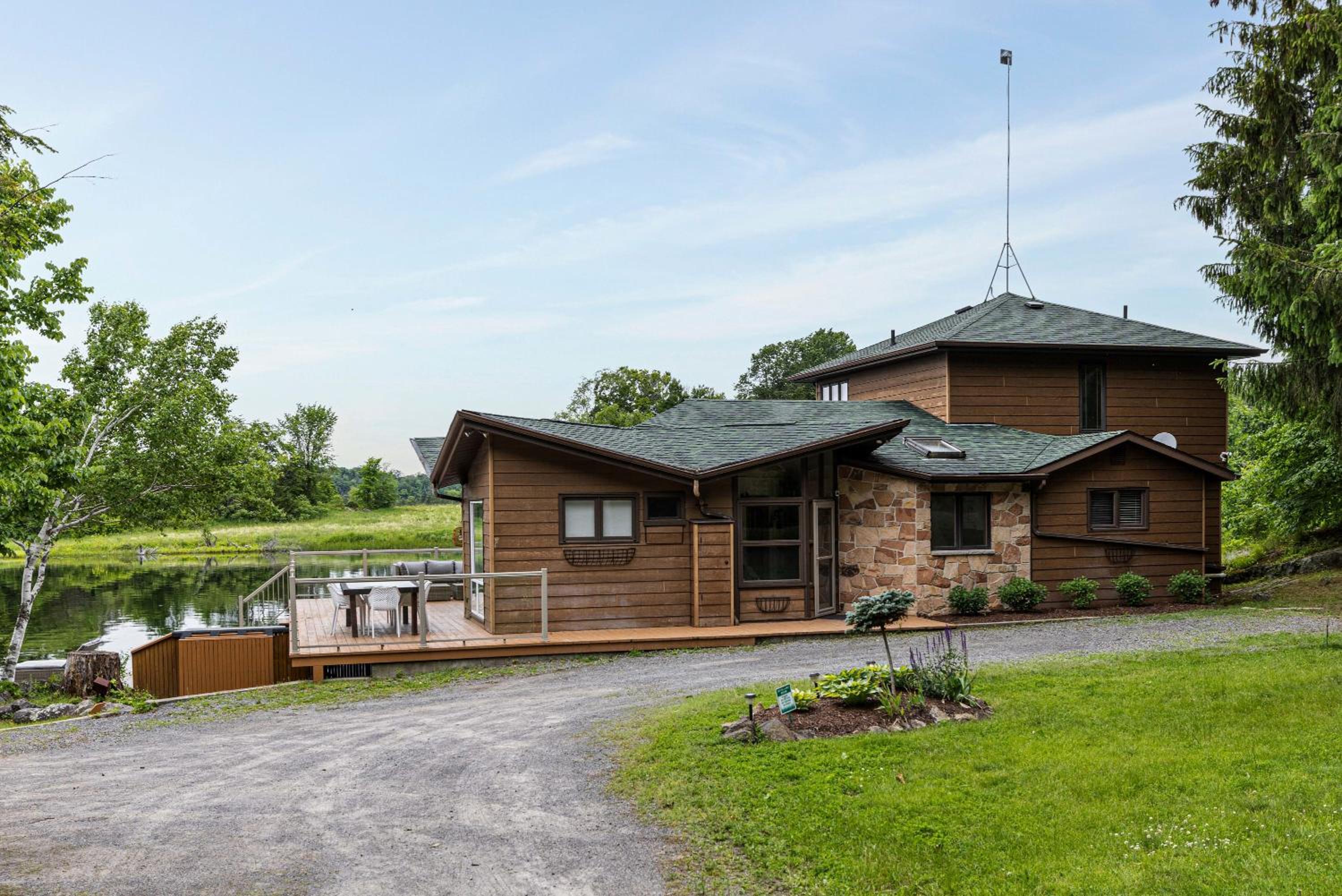 Private waterfront cottage - hot tub & kayaks