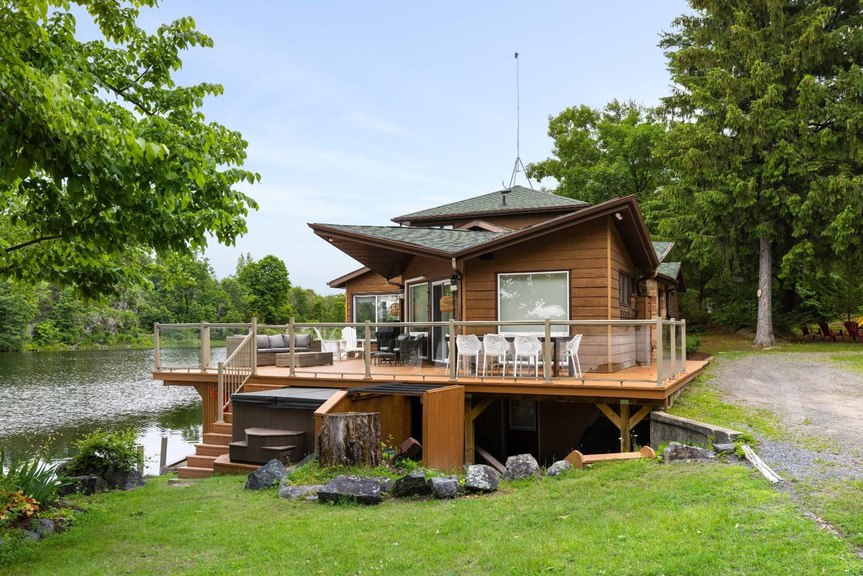 Private waterfront cottage - hot tub & kayaks