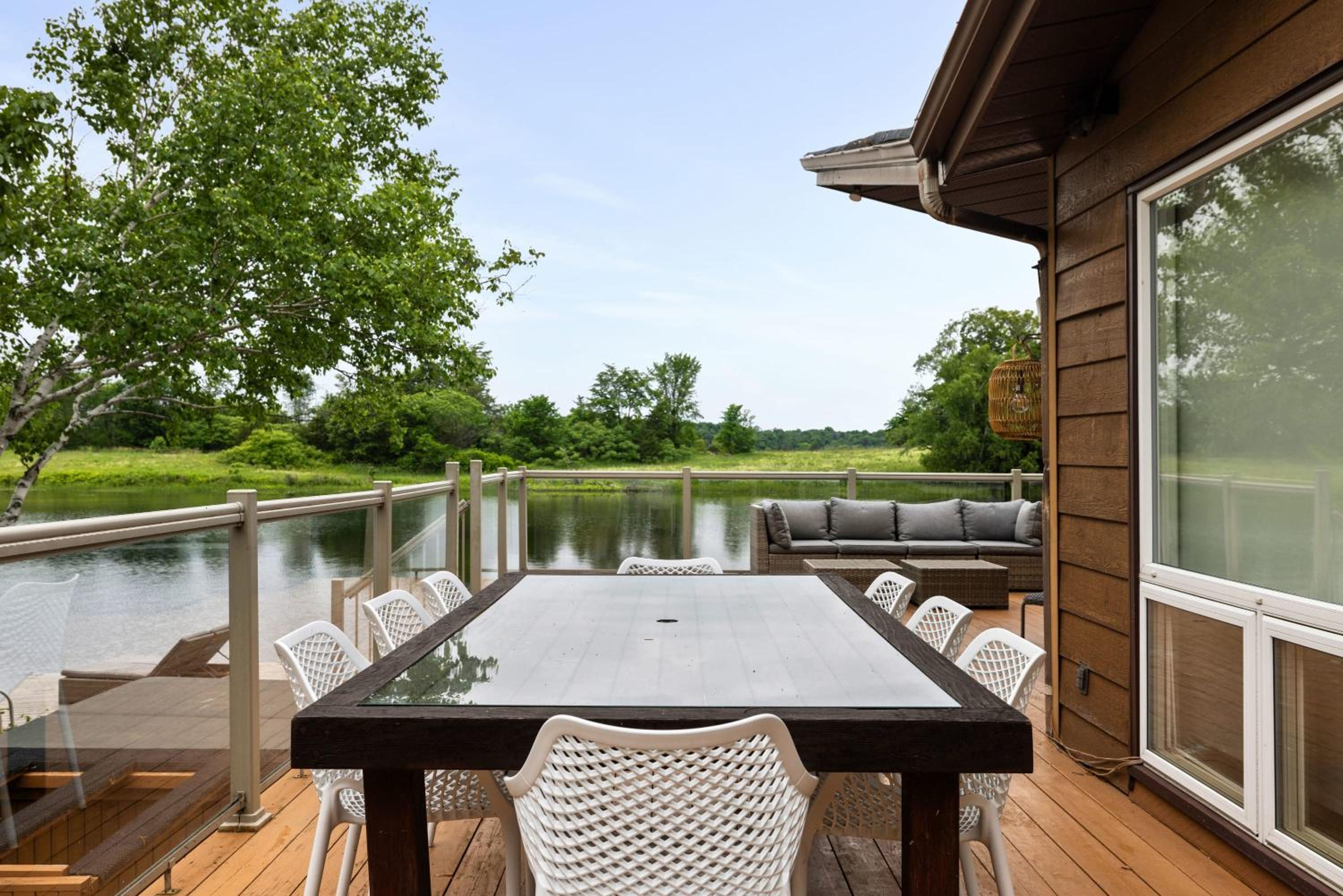 Private waterfront cottage - hot tub & kayaks