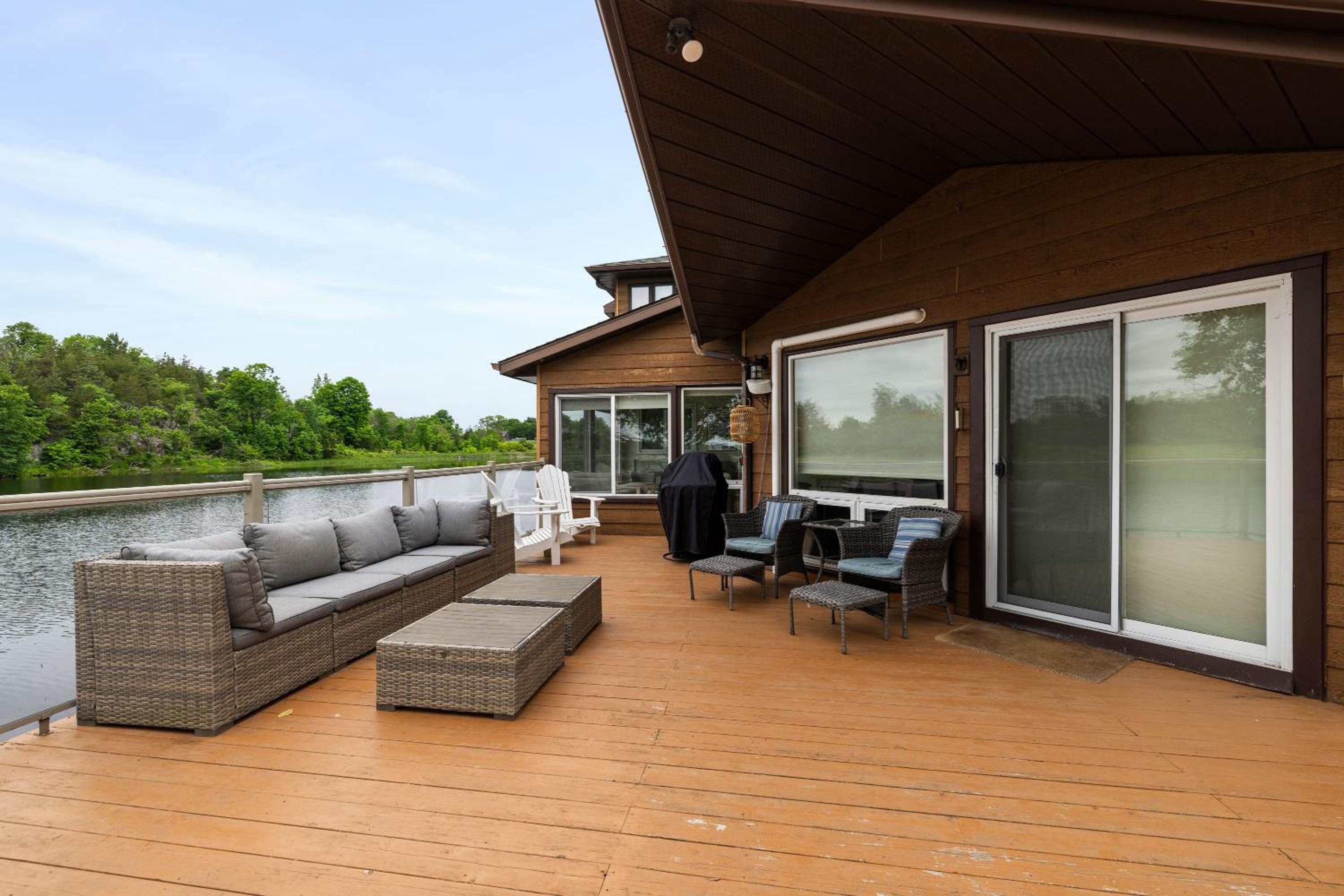 Private waterfront cottage - hot tub & kayaks