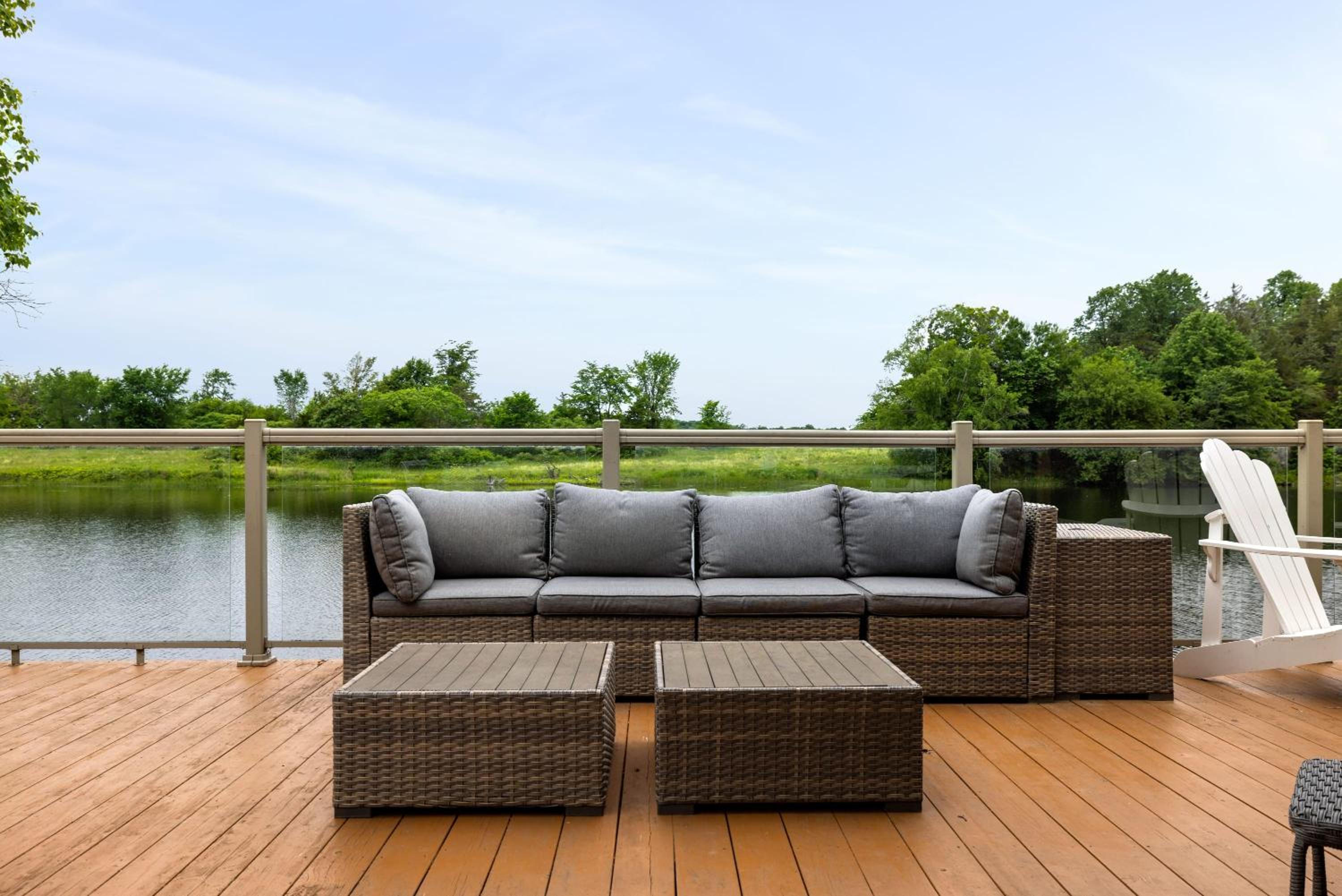 Private waterfront cottage - hot tub & kayaks