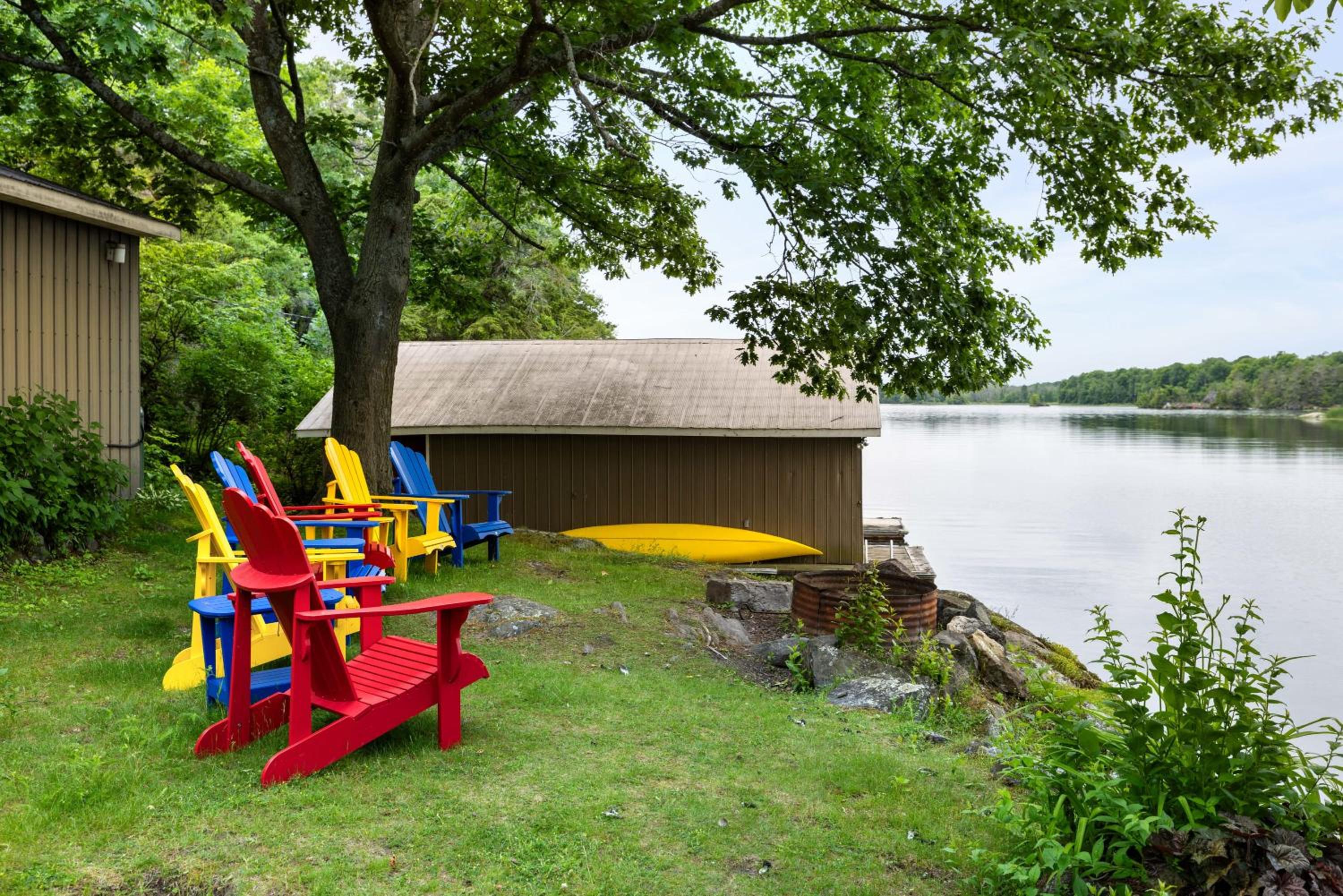 Private waterfront cottage - hot tub & kayaks
