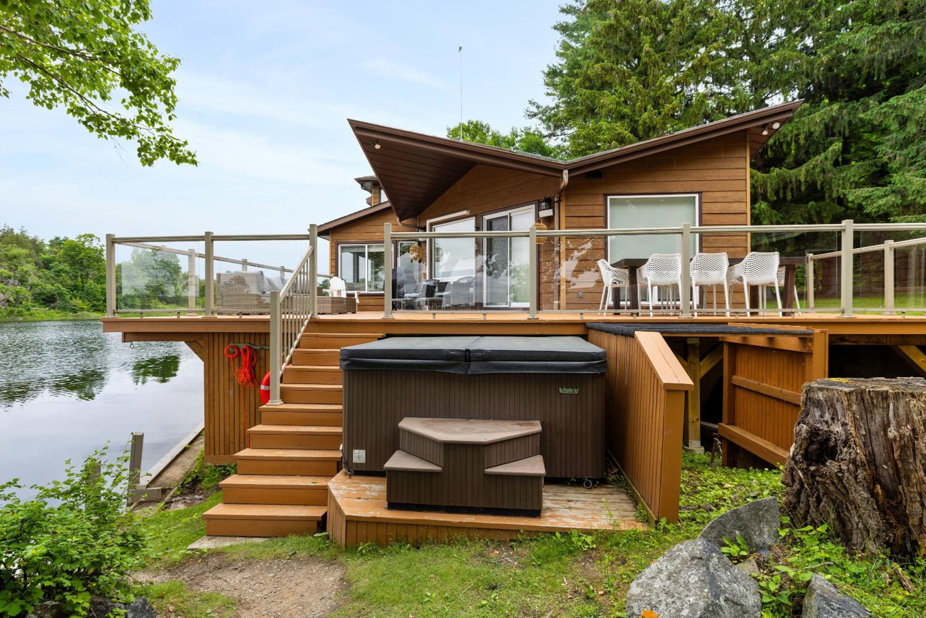 Private waterfront cottage - hot tub & kayaks