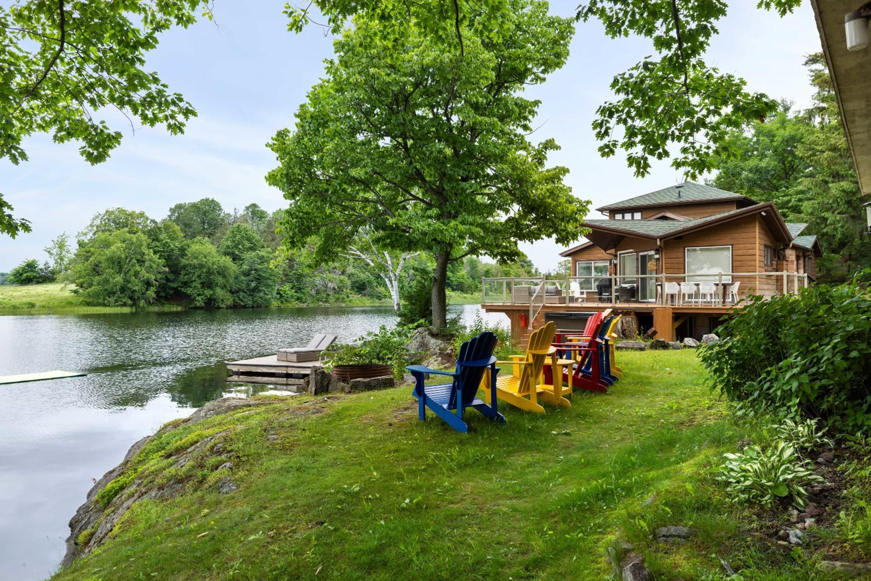 Private waterfront cottage - hot tub & kayaks