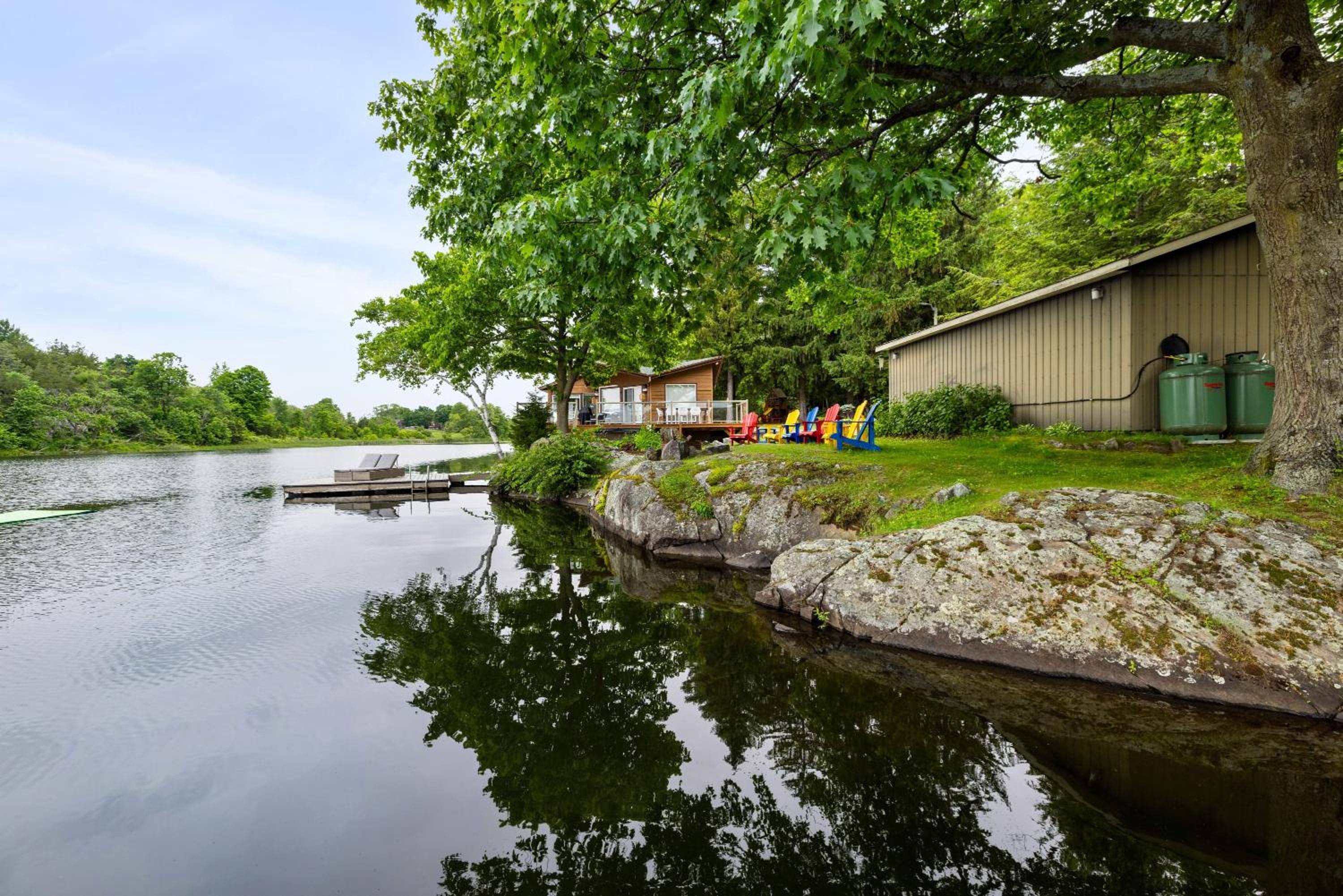 Private waterfront cottage - hot tub & kayaks