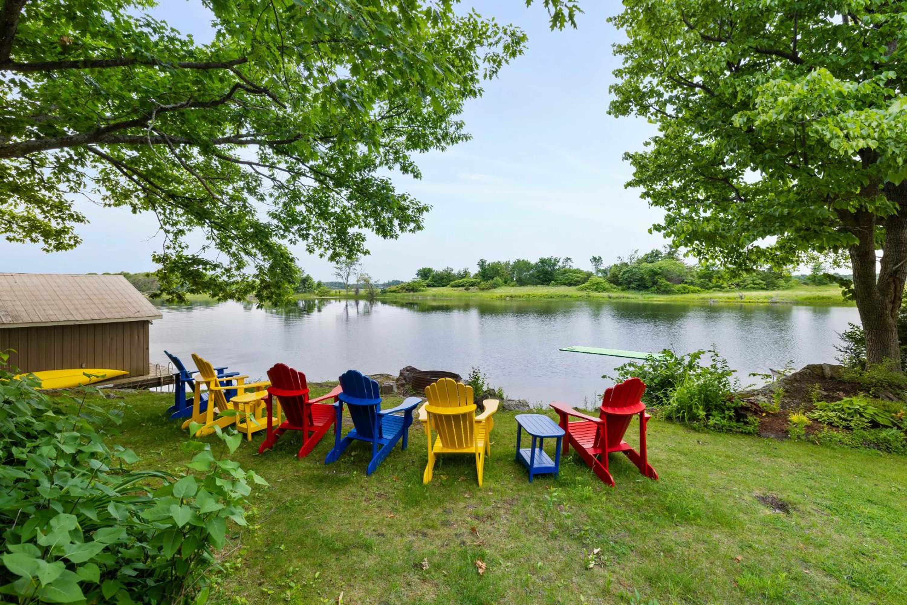 Private waterfront cottage - hot tub & kayaks