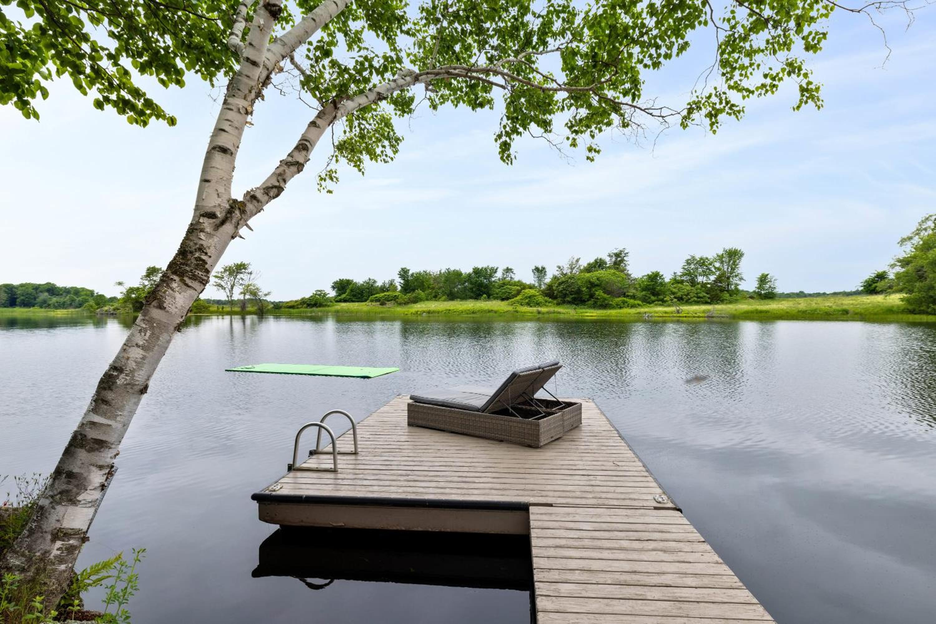 Private waterfront cottage - hot tub & kayaks