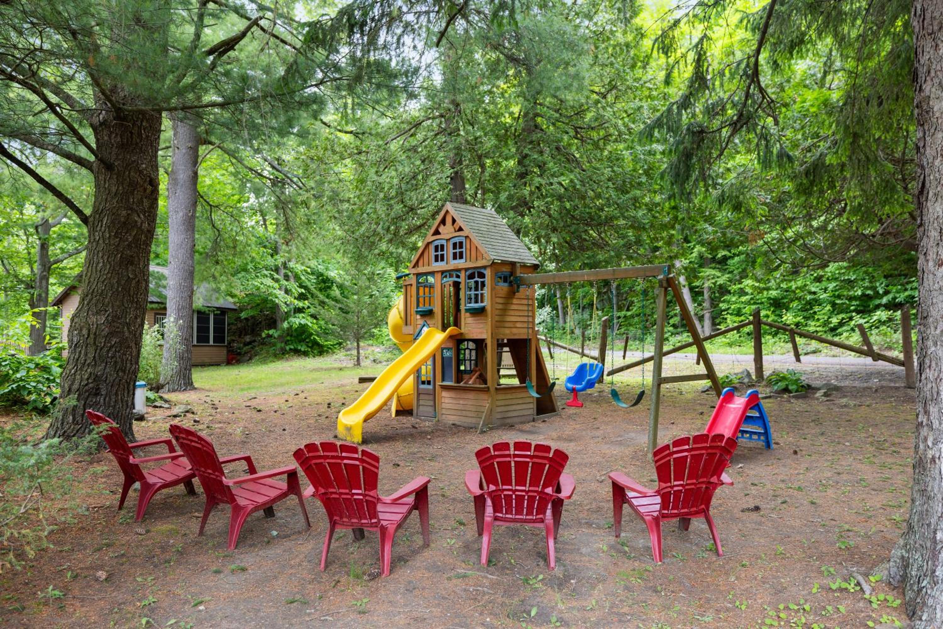 Private waterfront cottage - hot tub & kayaks