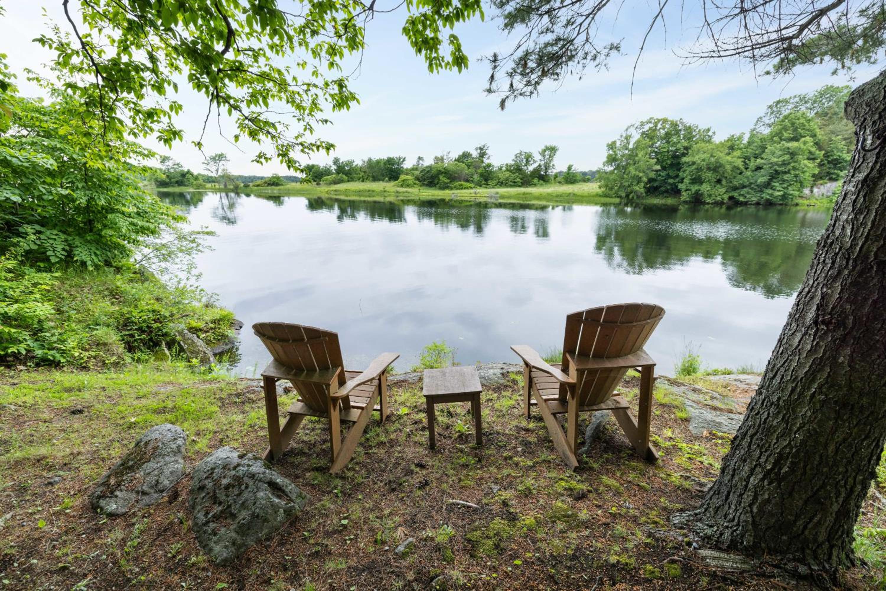 Private waterfront cottage - hot tub & kayaks
