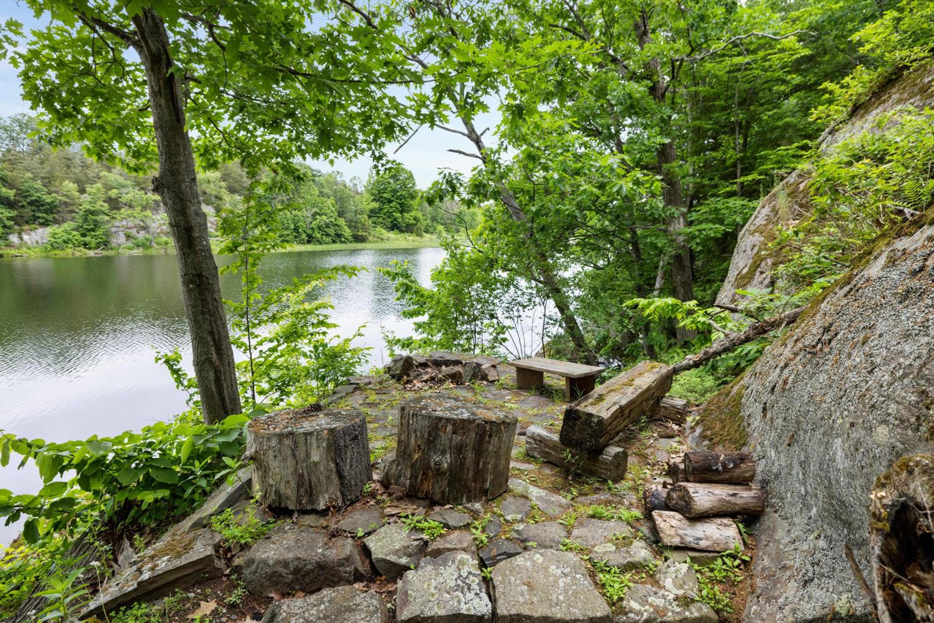 Private waterfront cottage - hot tub & kayaks