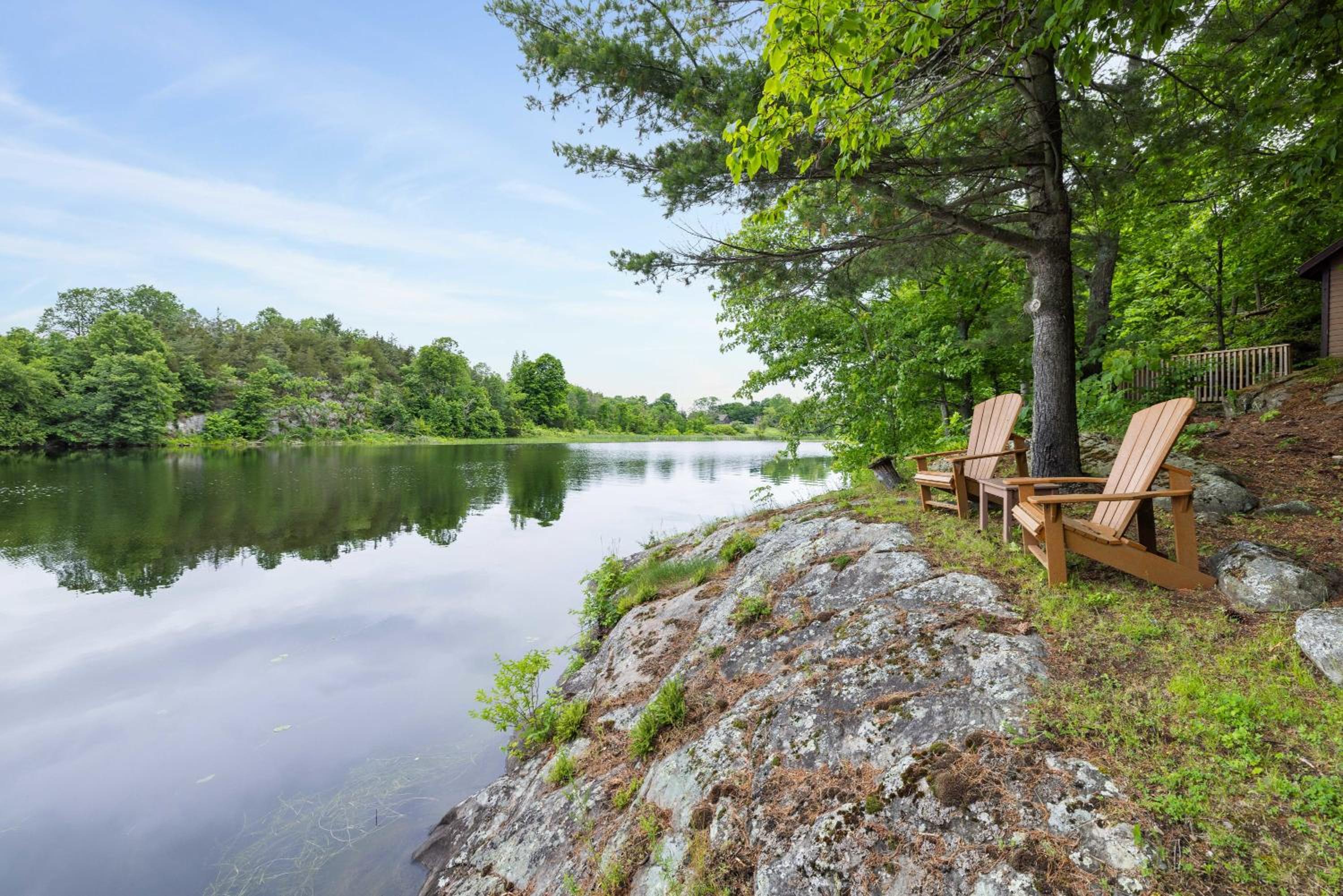 Private waterfront cottage - hot tub & kayaks