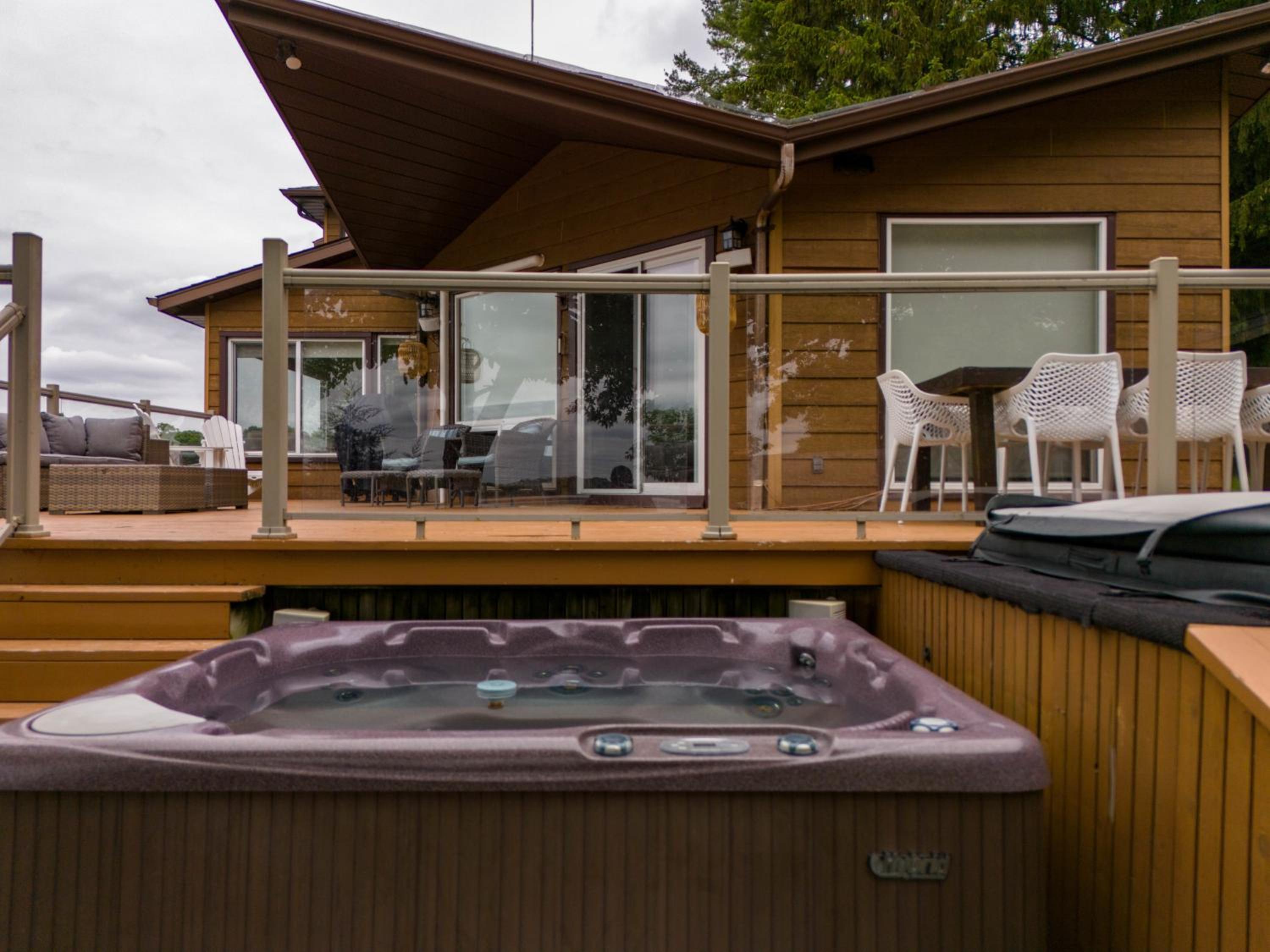 Private waterfront cottage - hot tub & kayaks