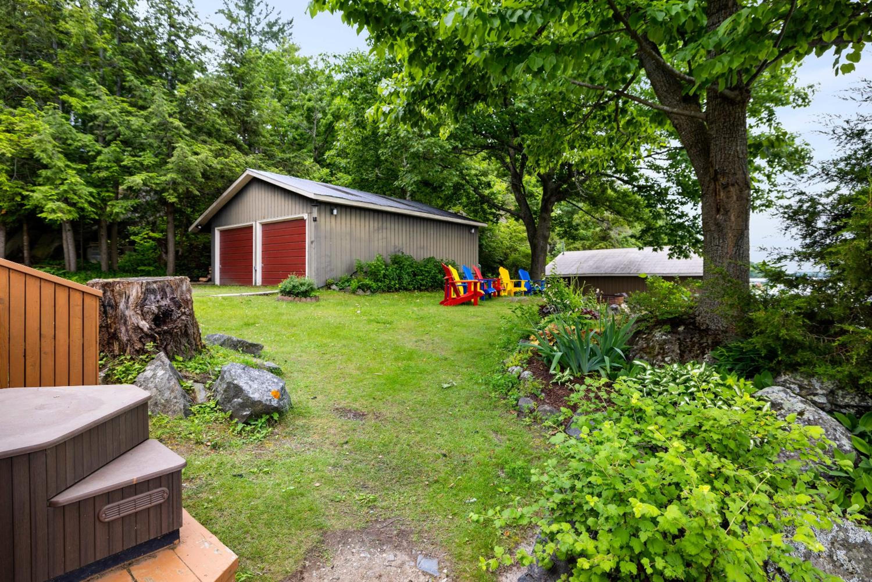 Private waterfront cottage - hot tub & kayaks