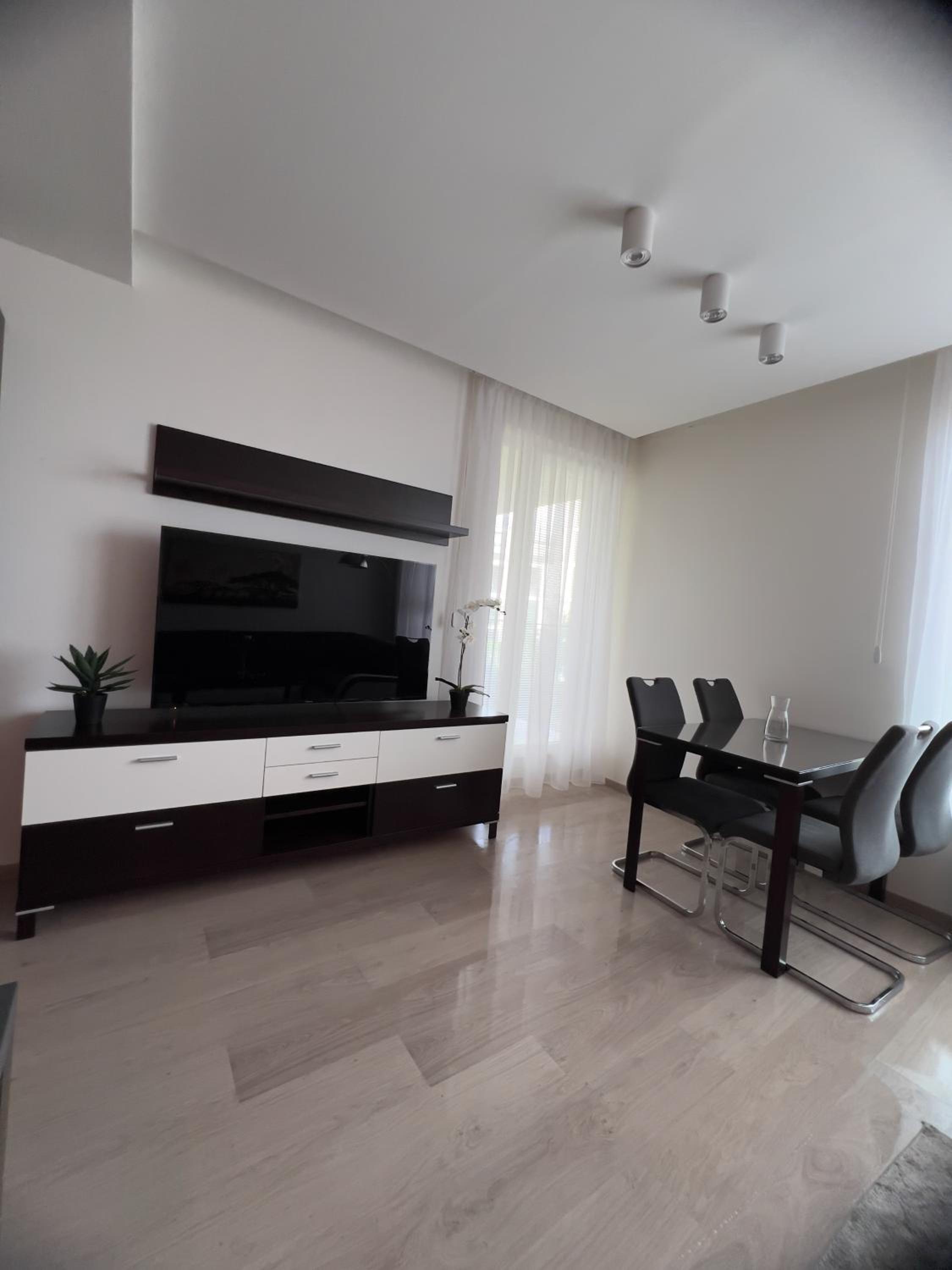 BNB New Beautiful Apartment in the Center of Ostrava with option Garage Parking