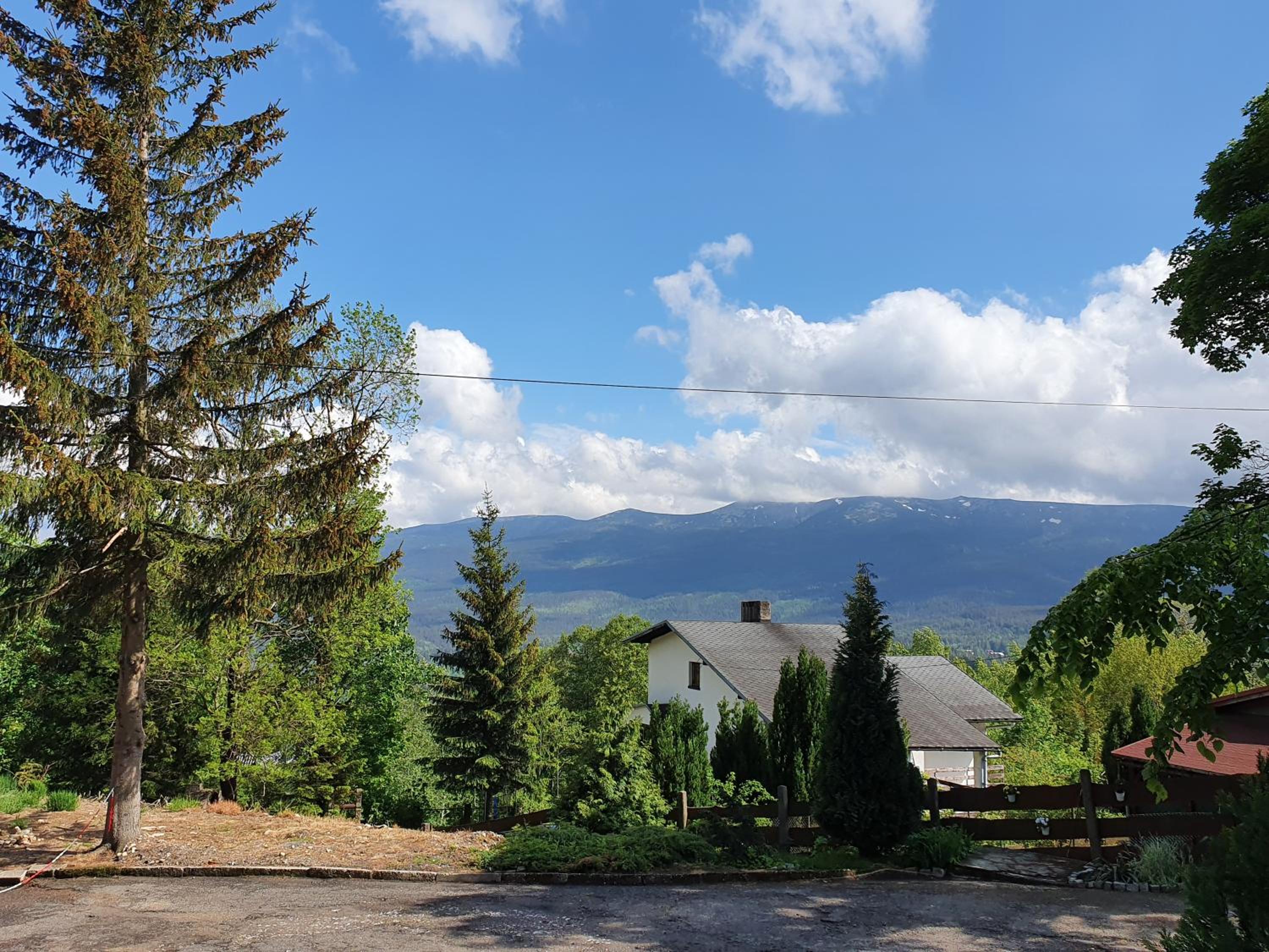 Willa Marta - pokoje gościnne z parkingiem, aneksem kuchennym, grillem i paleniskiem, piękny widok na Karkonosze, blisko szlaków view 3
