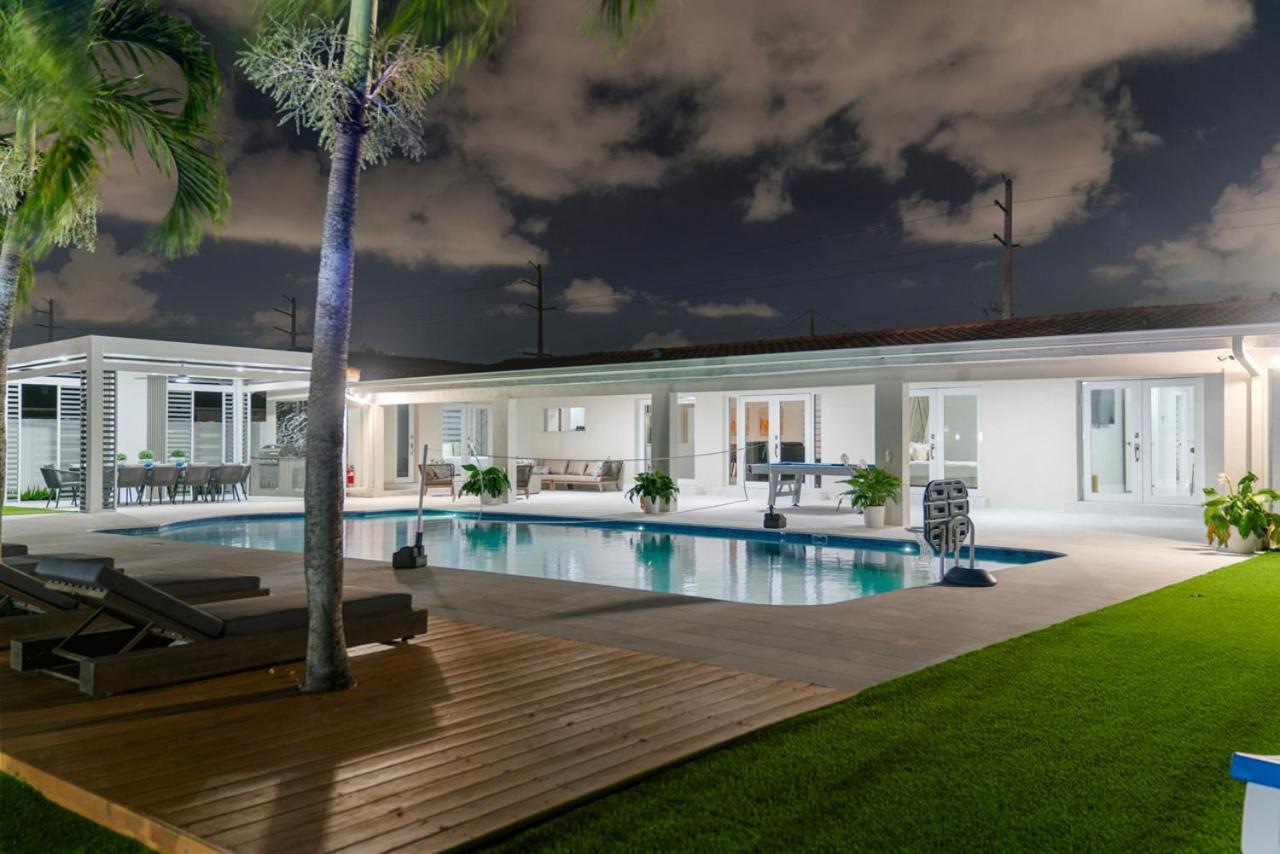 Exclusive Retreat Poolside Oasis and Entertainment L49 view 4