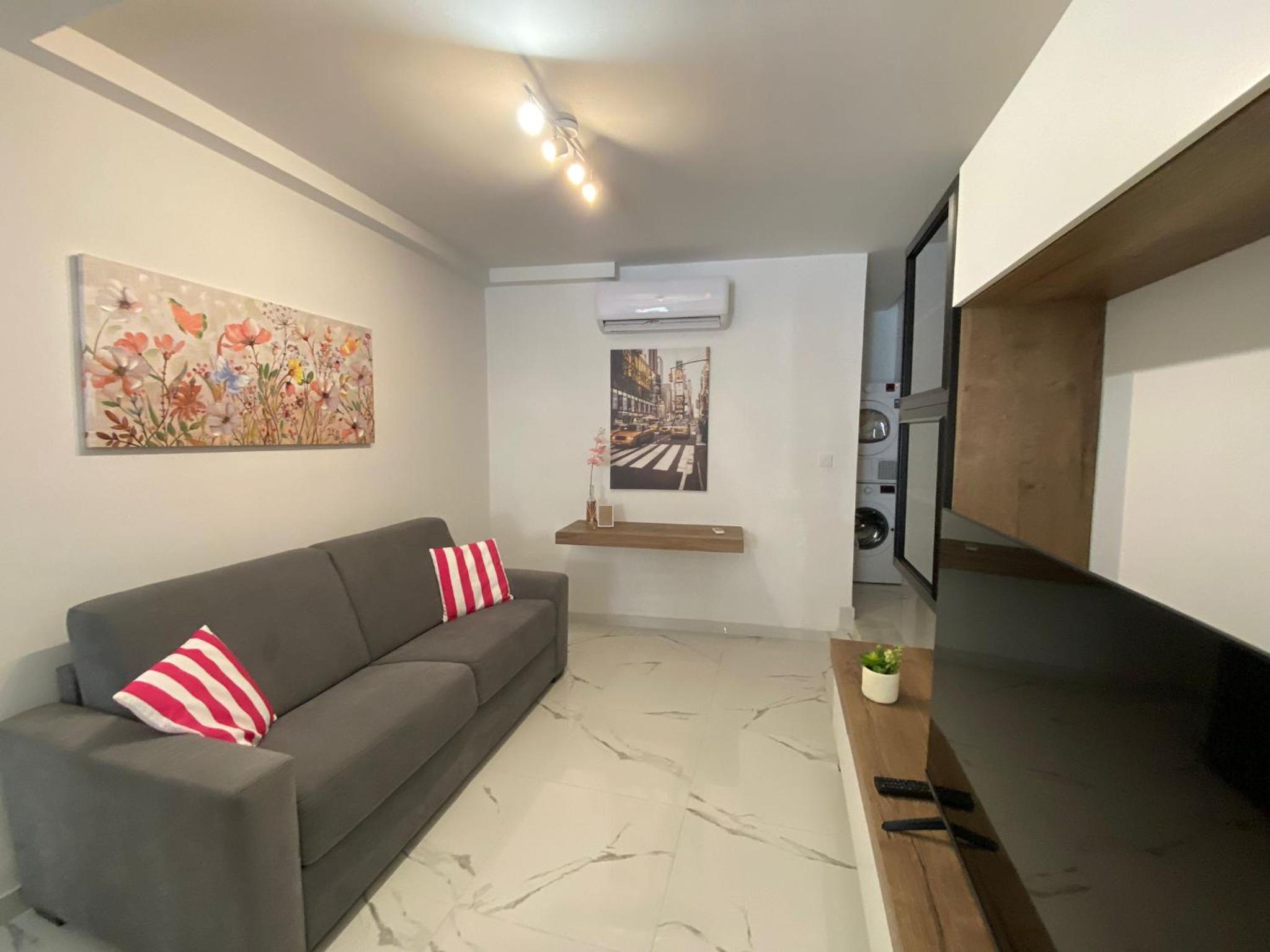 R1 Cosy Double Room in Msida Flat view 3