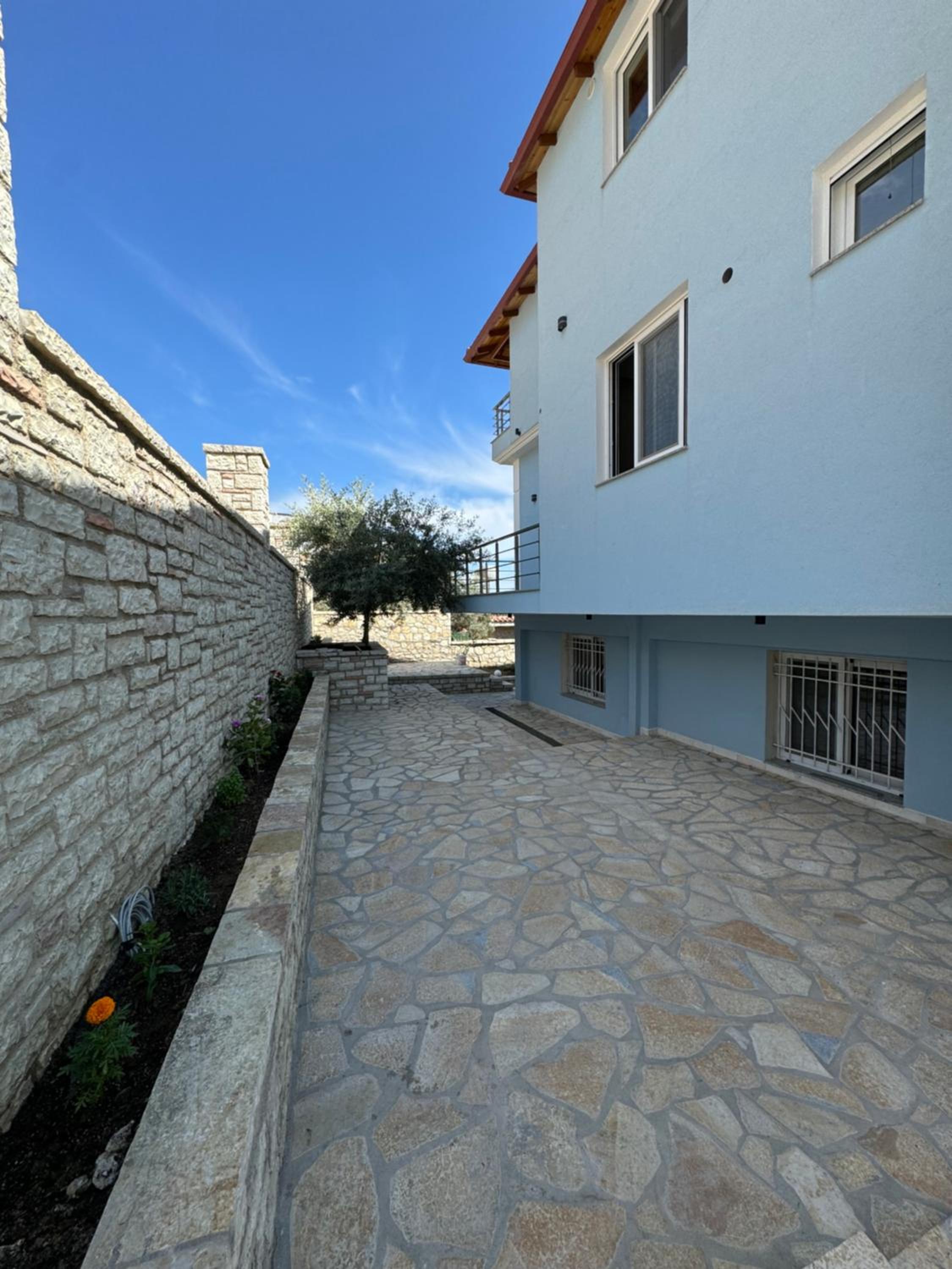 Adem Hillcrest Apartments