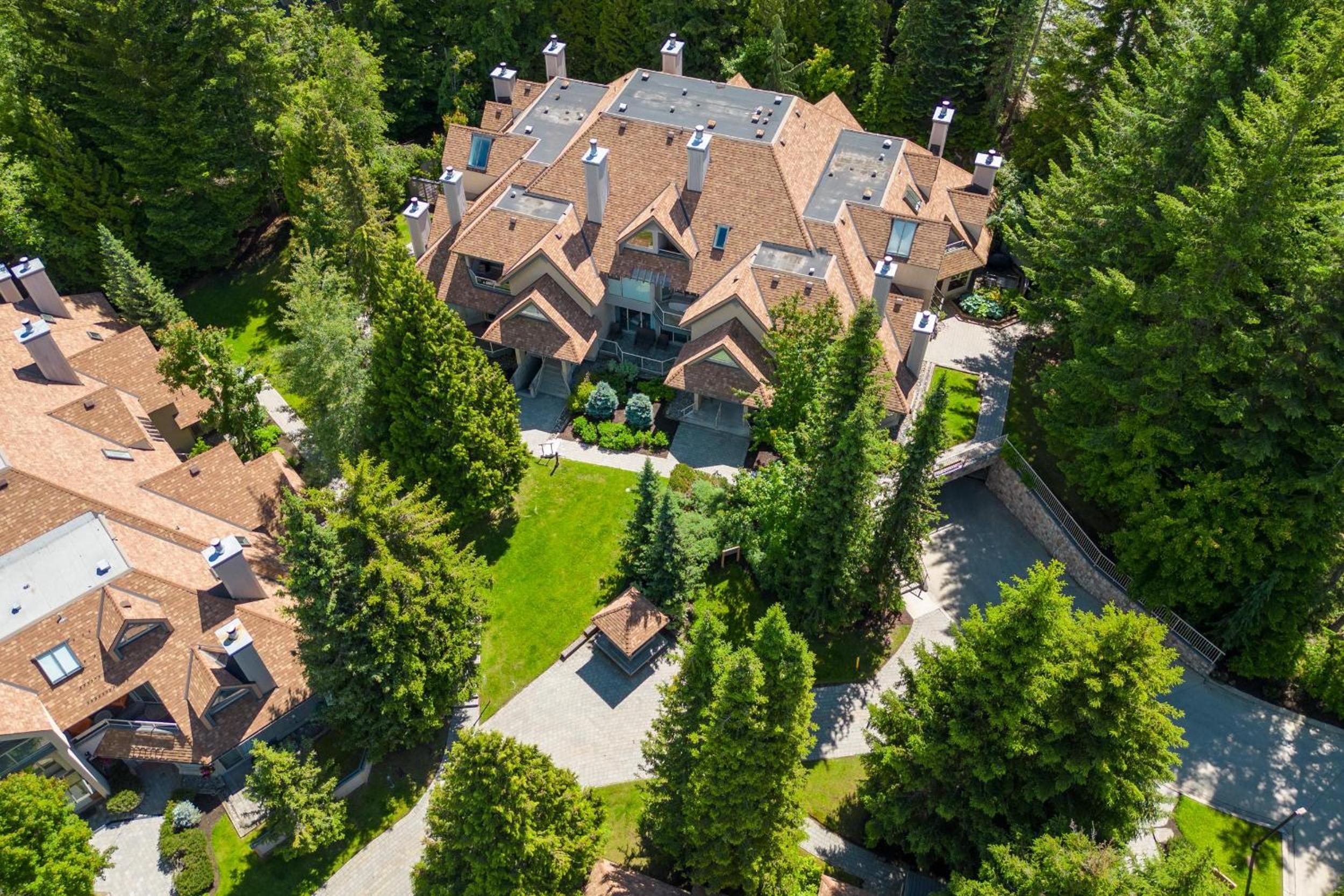 Gleneagle 29 | Family-friendly Townhouse, 700m to Blackcomb Base, Wood-Burning Fireplace