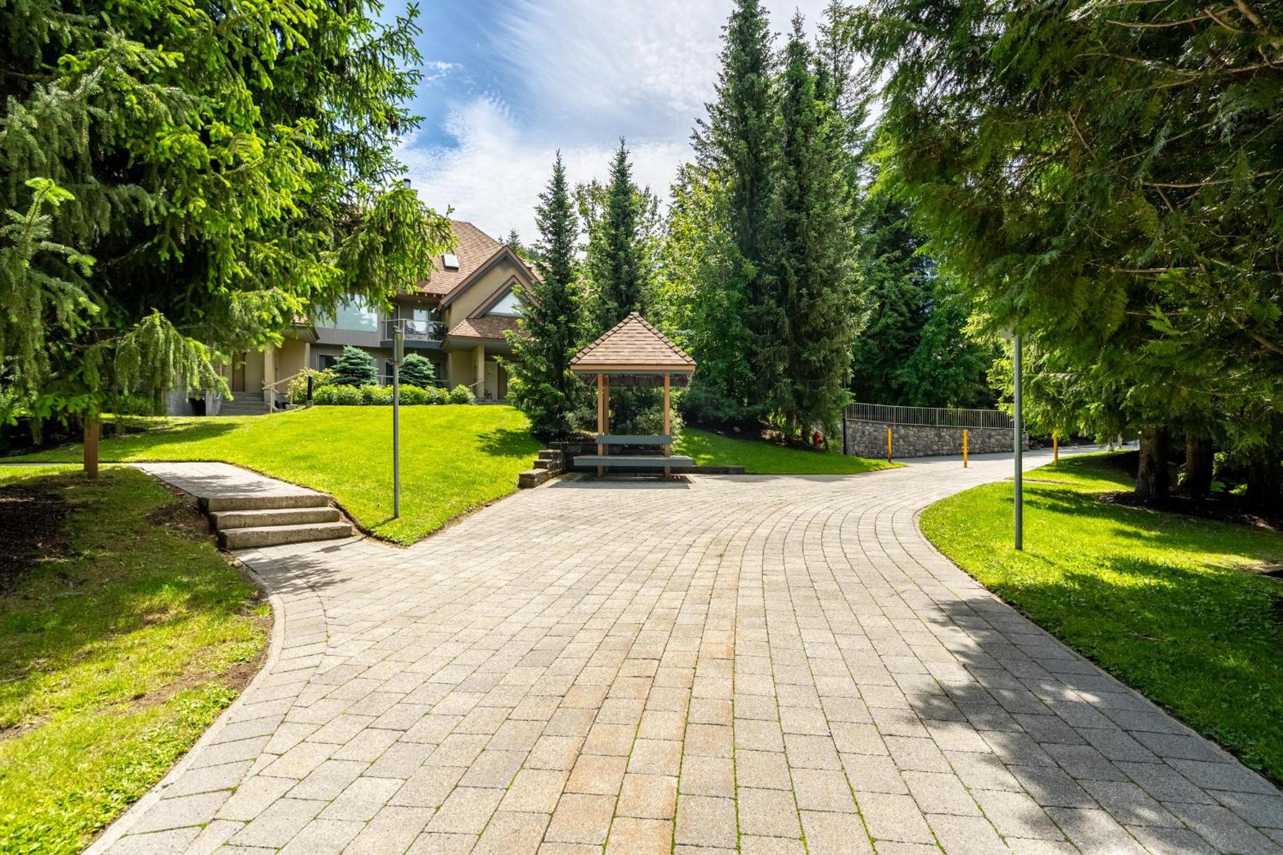 Gleneagle 29 | Family-friendly Townhouse, 700m to Blackcomb Base, Wood-Burning Fireplace